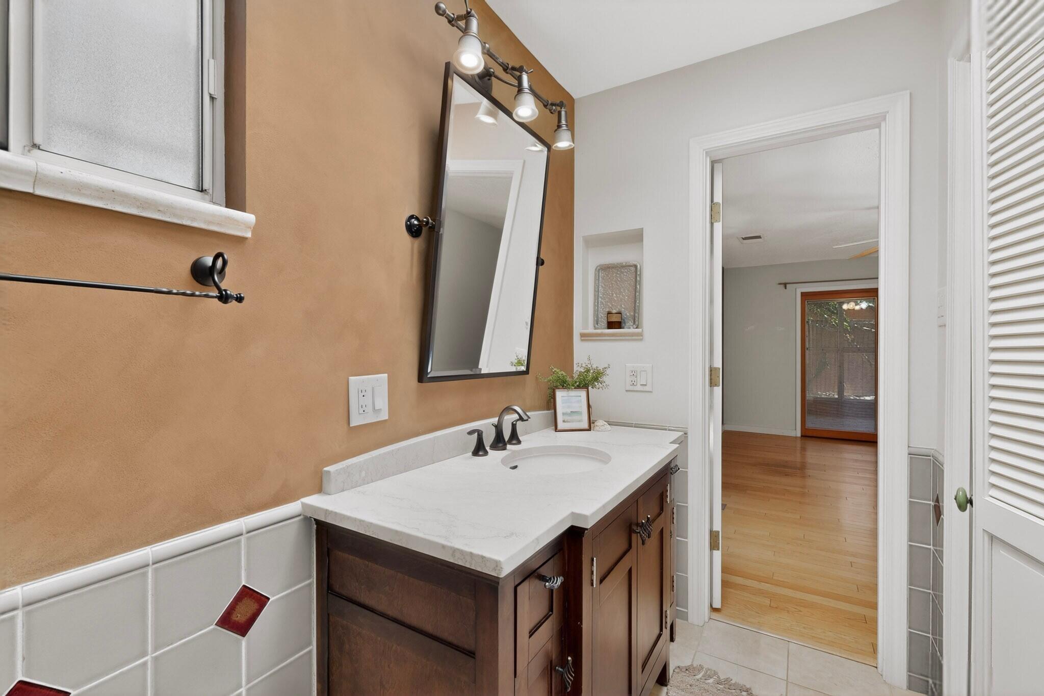 Photo 16 — 1400 Solano Drive NE