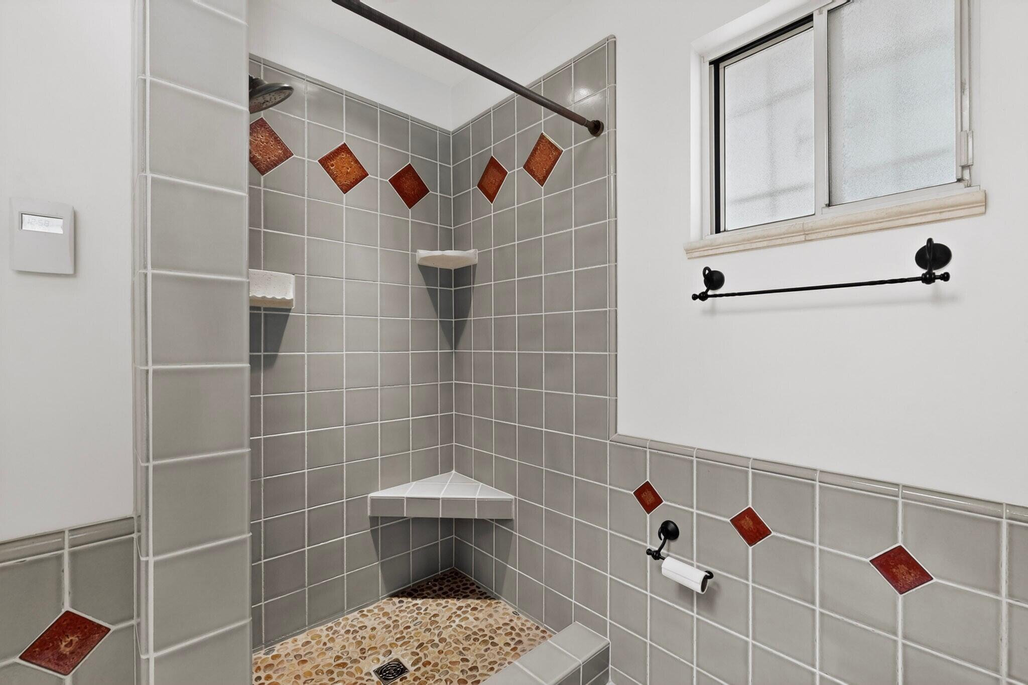 Photo 18 — 1400 Solano Drive NE