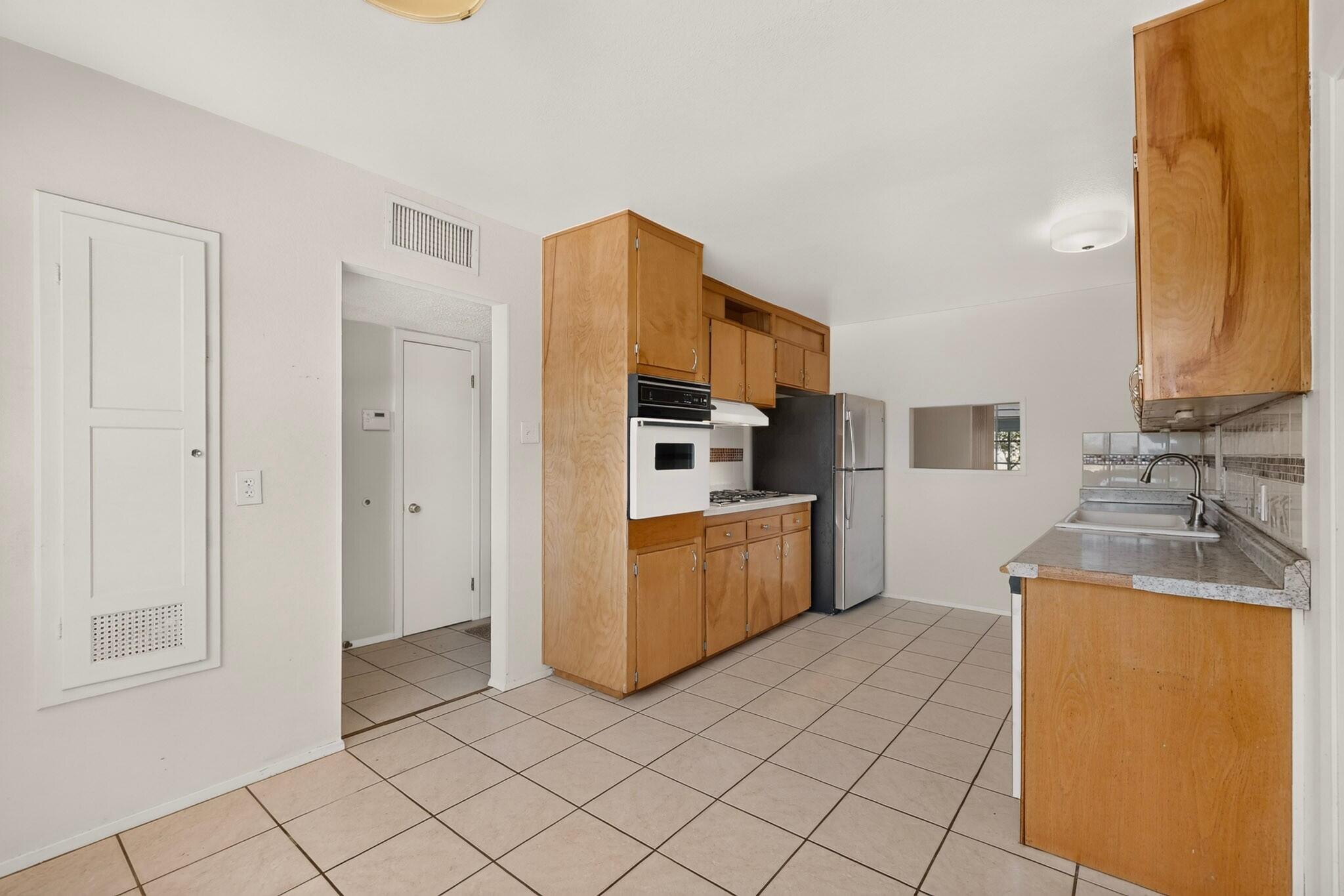 Photo 10 — 1612 Princeton Drive SE