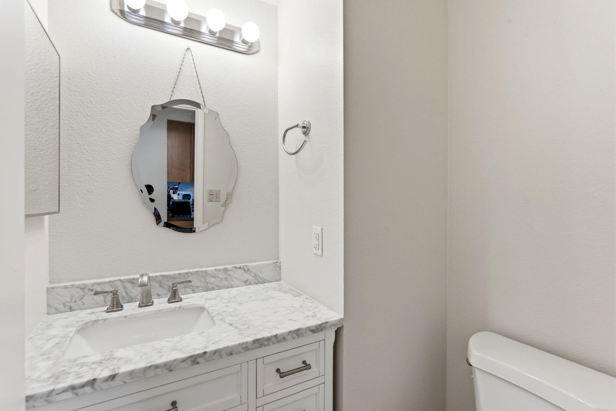 Photo 17 — 836 Knox Court NE