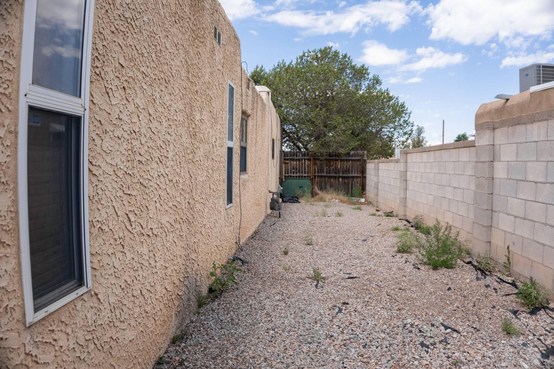Photo 5 — 2430 Palomas Drive NE
