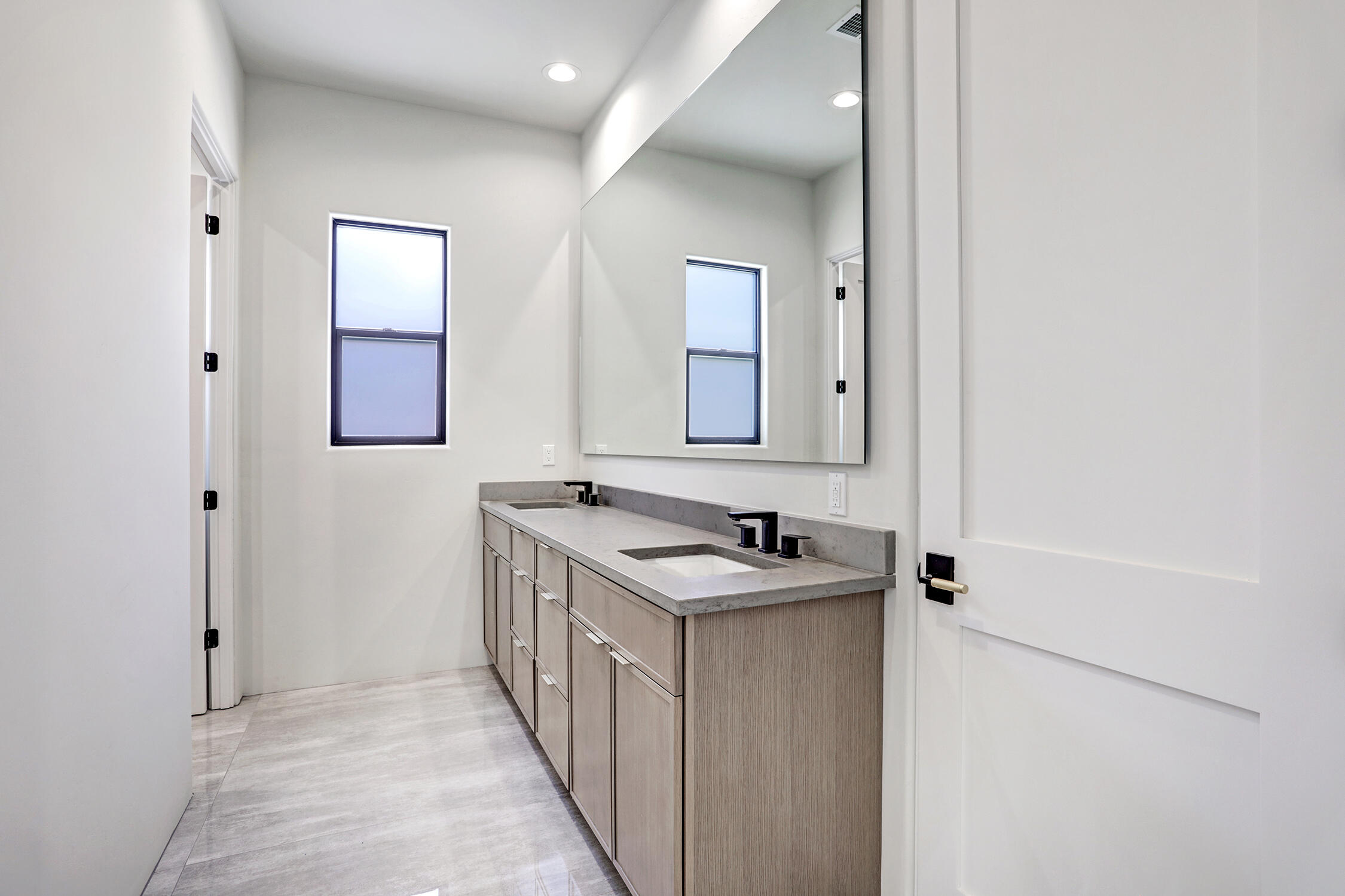 Photo 14 — 922 Nicholas Court