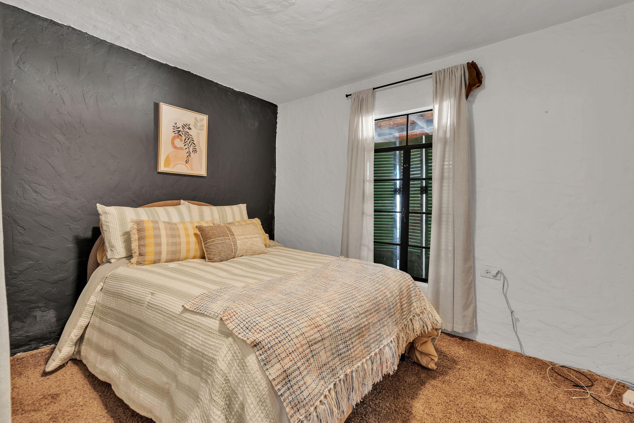 Photo 4 — 910 Headingly Avenue NW