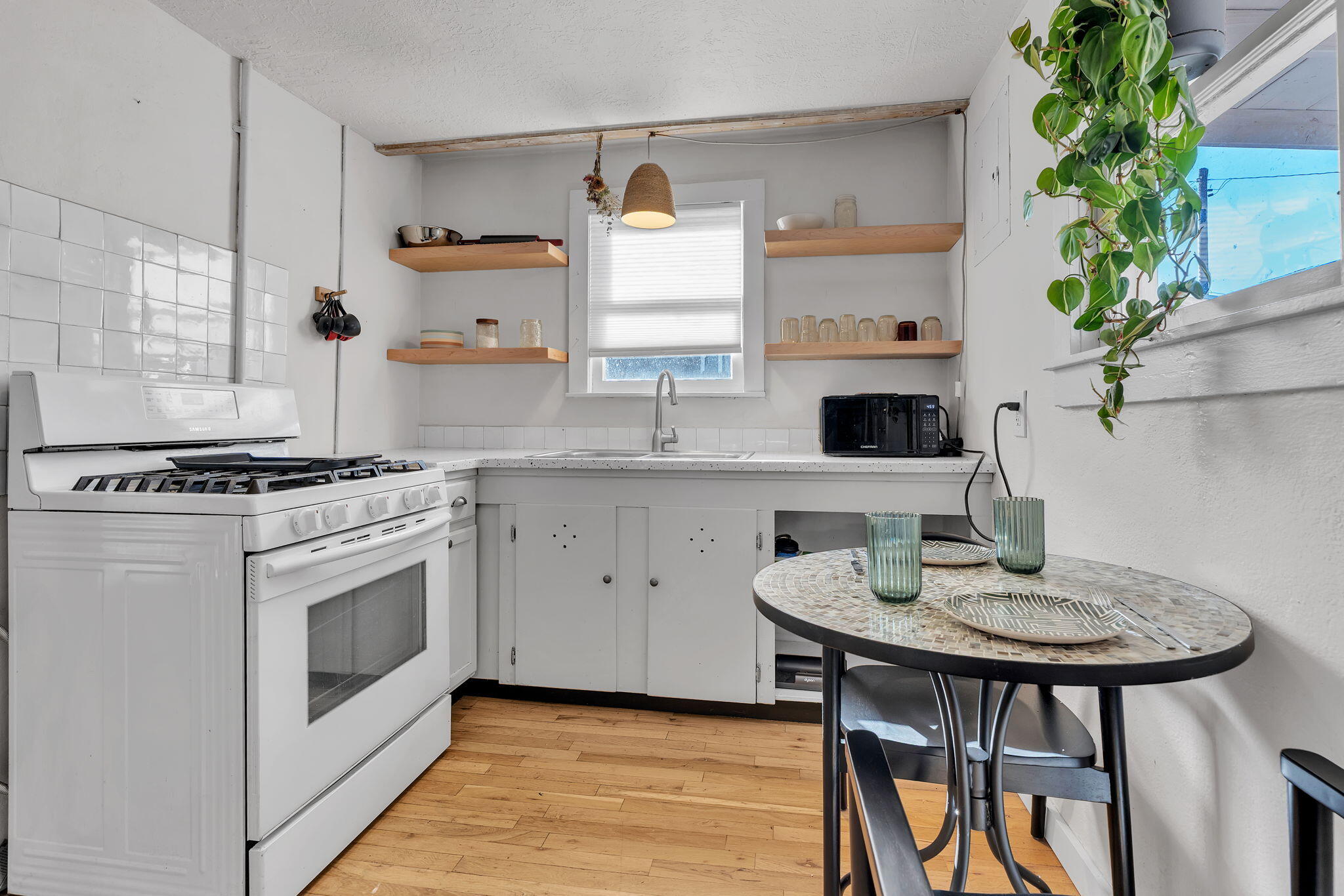 Photo 2 — 910 Headingly Avenue NW