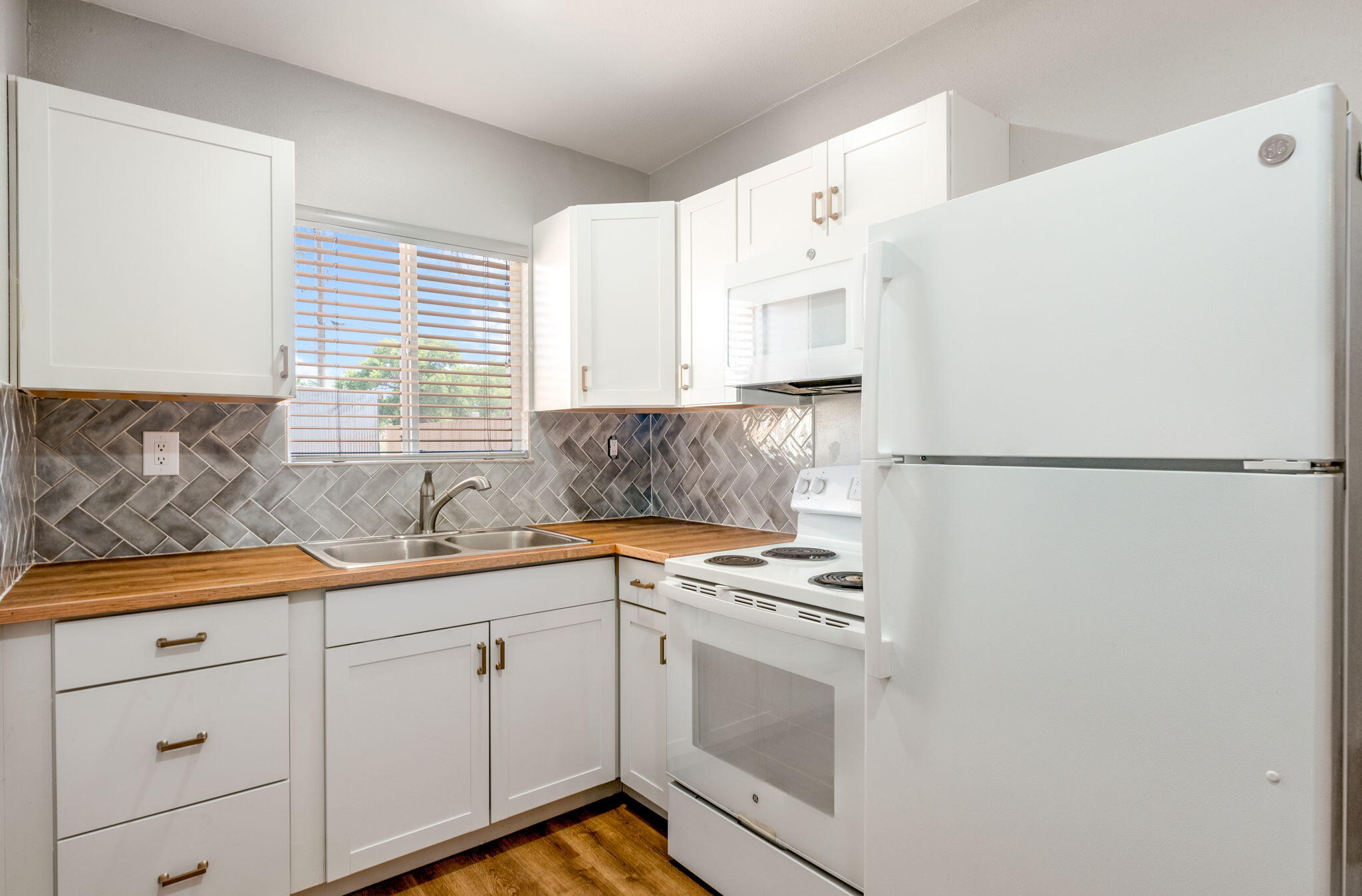Photo 8 — 2824 Pajarito Road SW