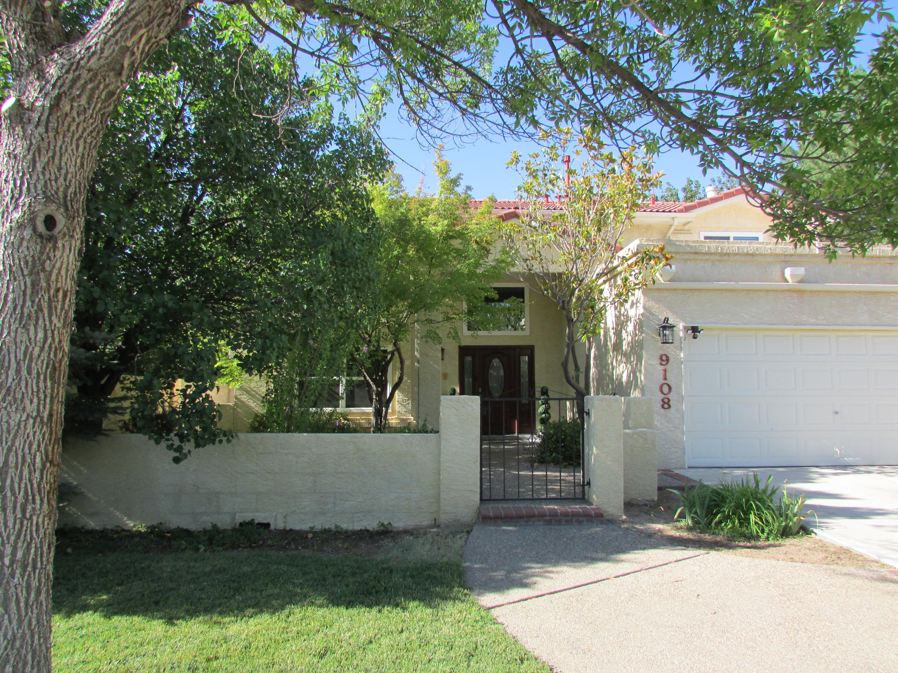 Photo 3 — 9108 Surrey Road NE