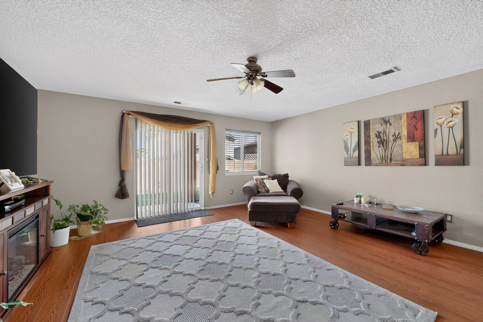 Photo 19 — 836 Serrano Pointe NW