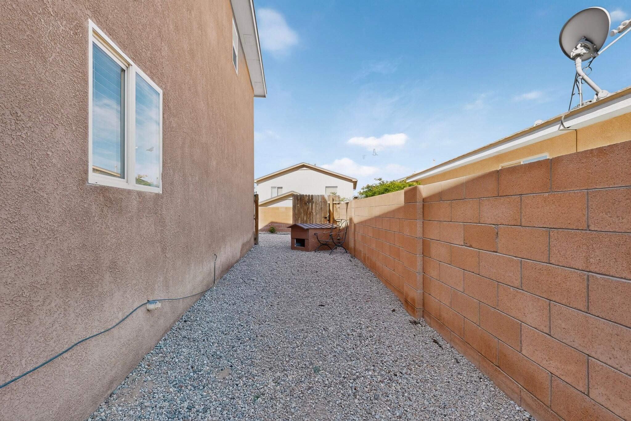 Photo 12 — 836 Serrano Pointe NW