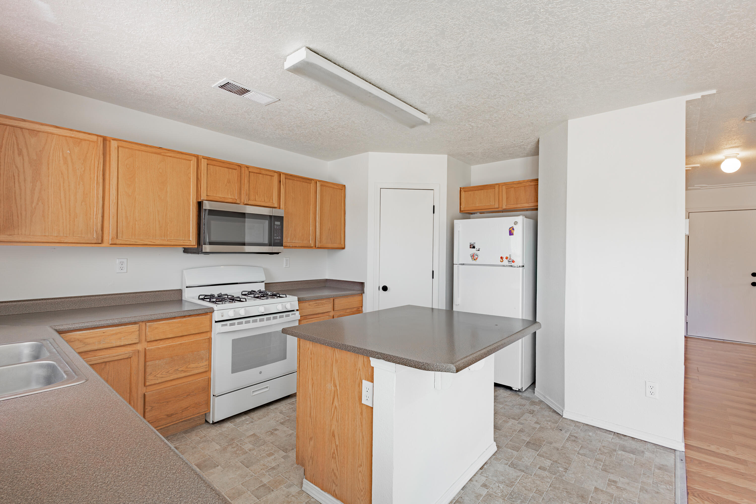 Photo 19 — 709 Noah Avenue SW