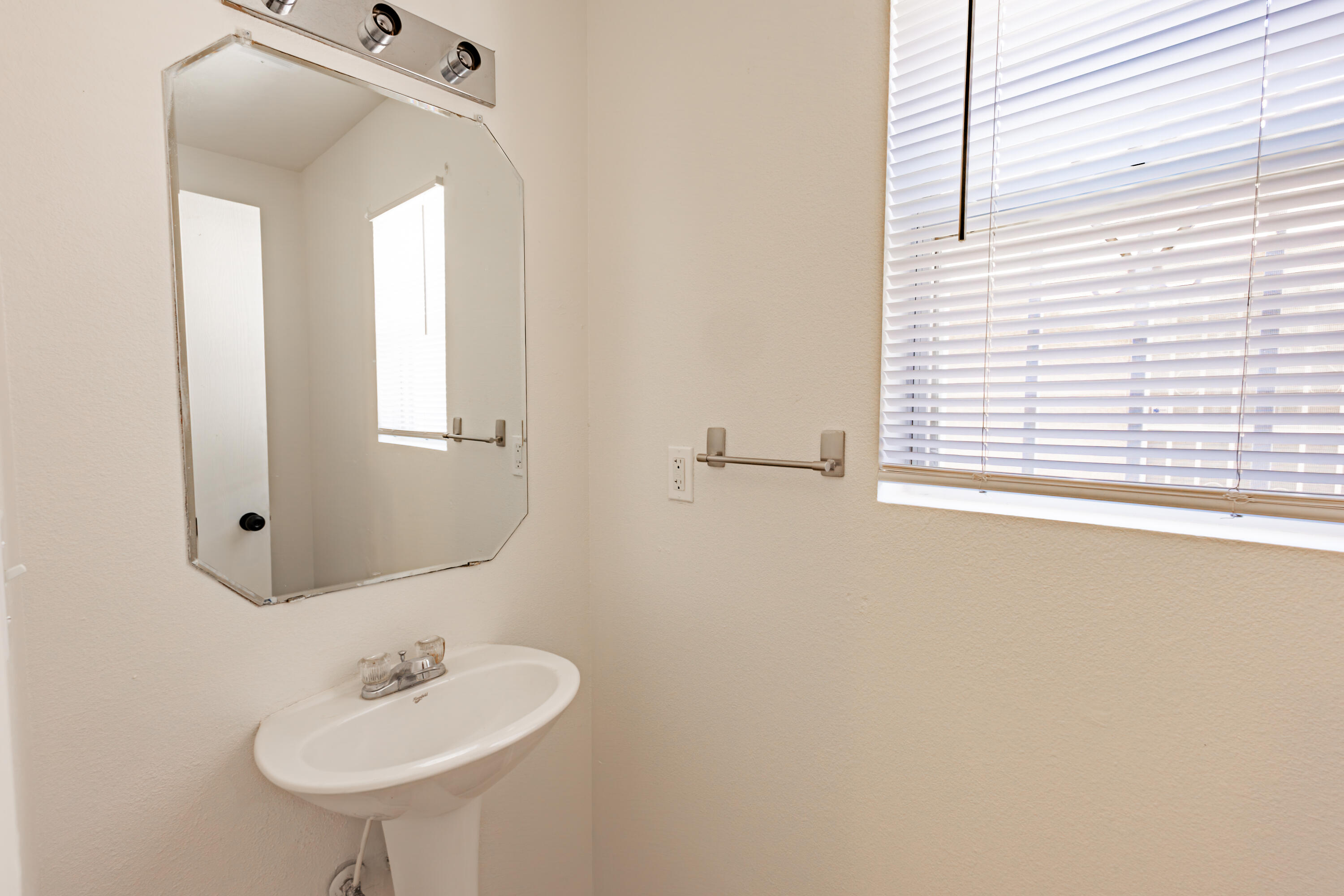 Photo 17 — 709 Noah Avenue SW