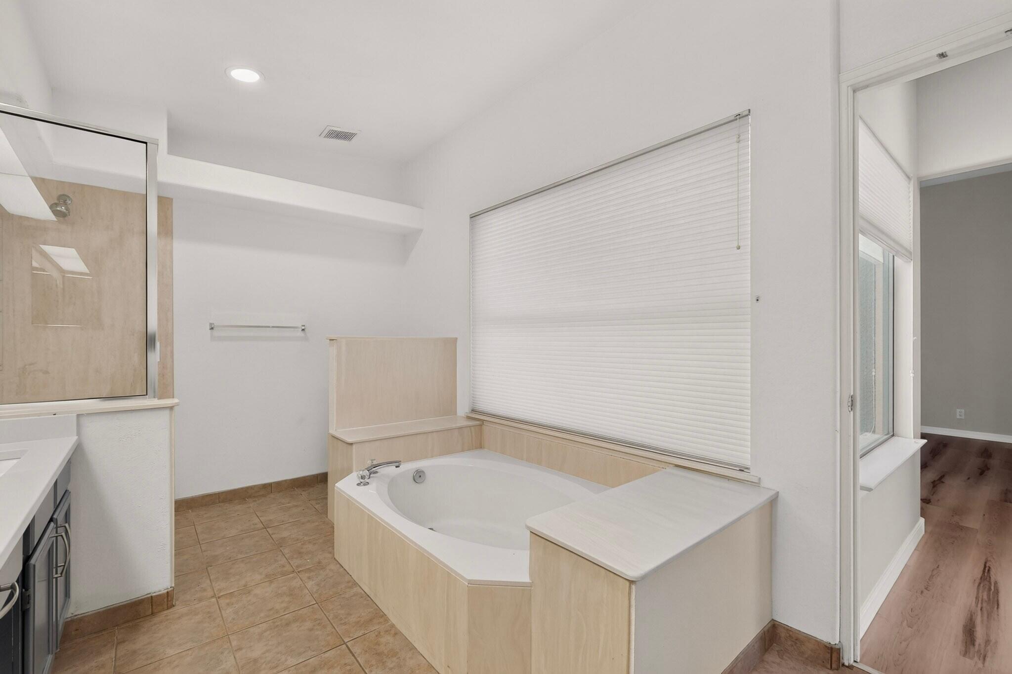Photo 18 — 7804 Oakland Avenue NE