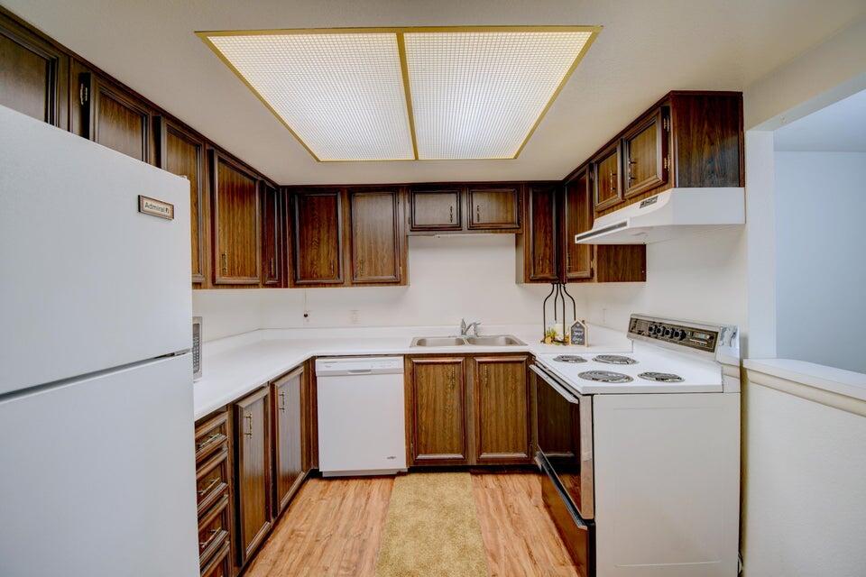 Photo 9 — 931 Country Club Drive SE J