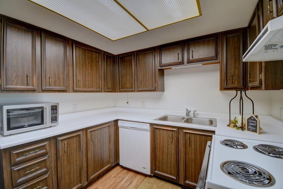 Photo 10 — 931 Country Club Drive SE J