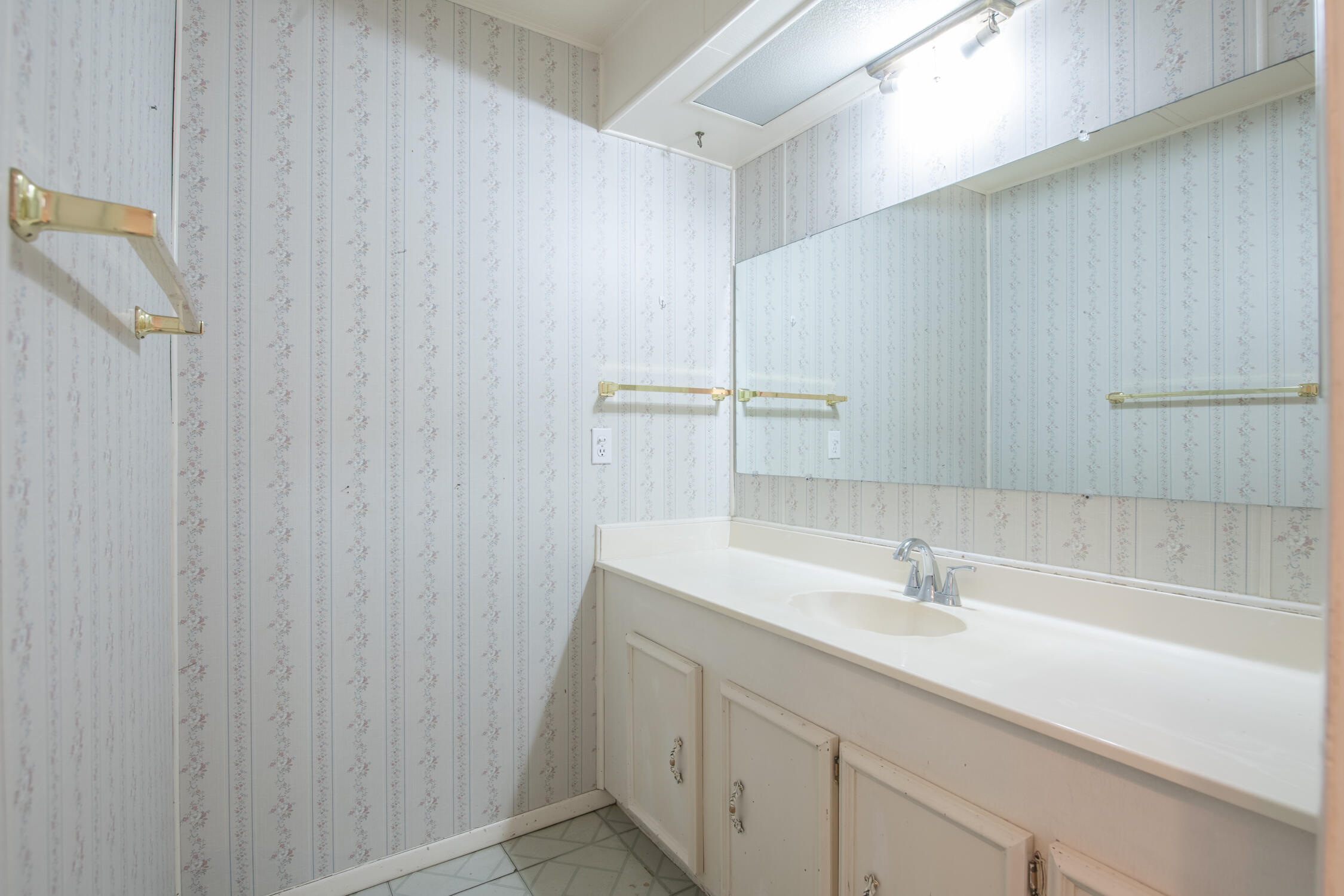 Photo 4 — 8532 Creek Street NE