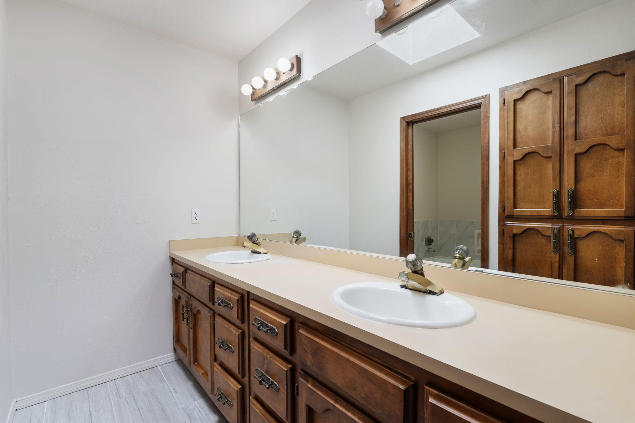Photo 13 — 9909 Fostoria Road NE