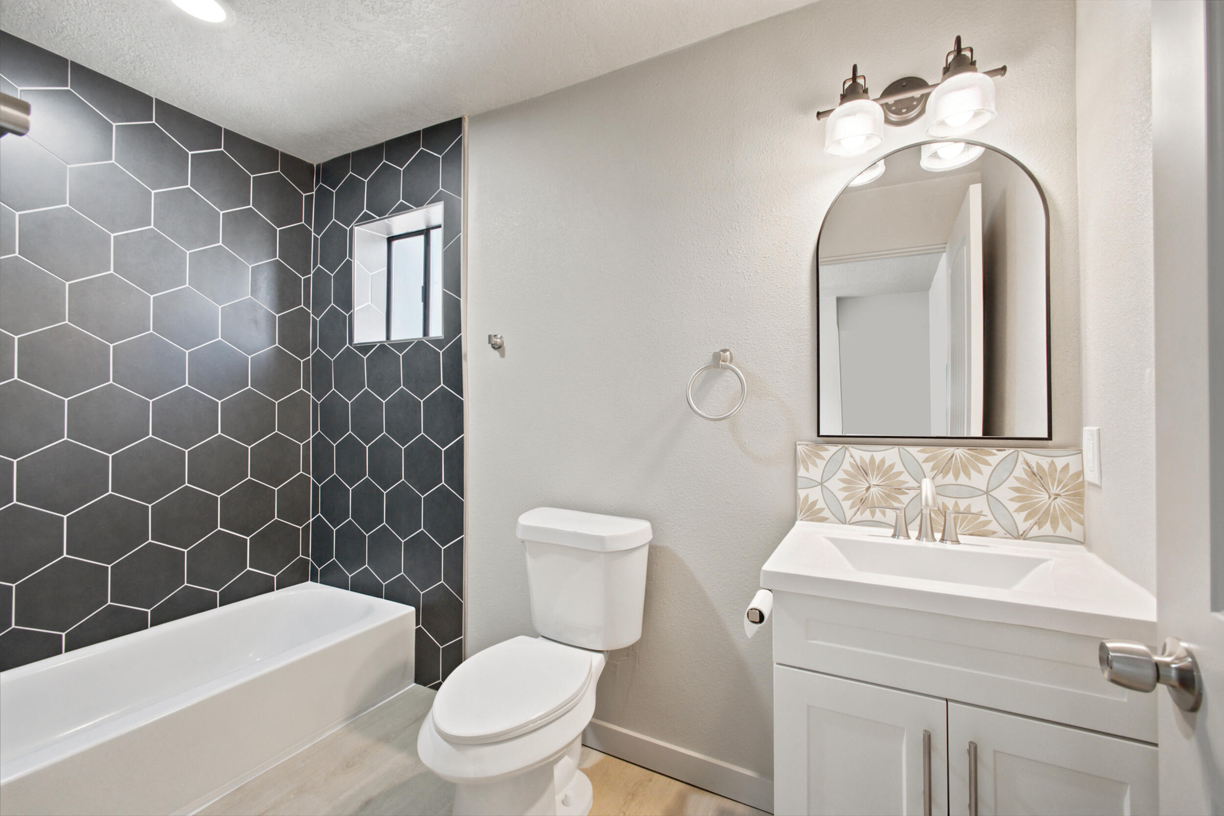 Photo 9 — 501 Veranda Road NW