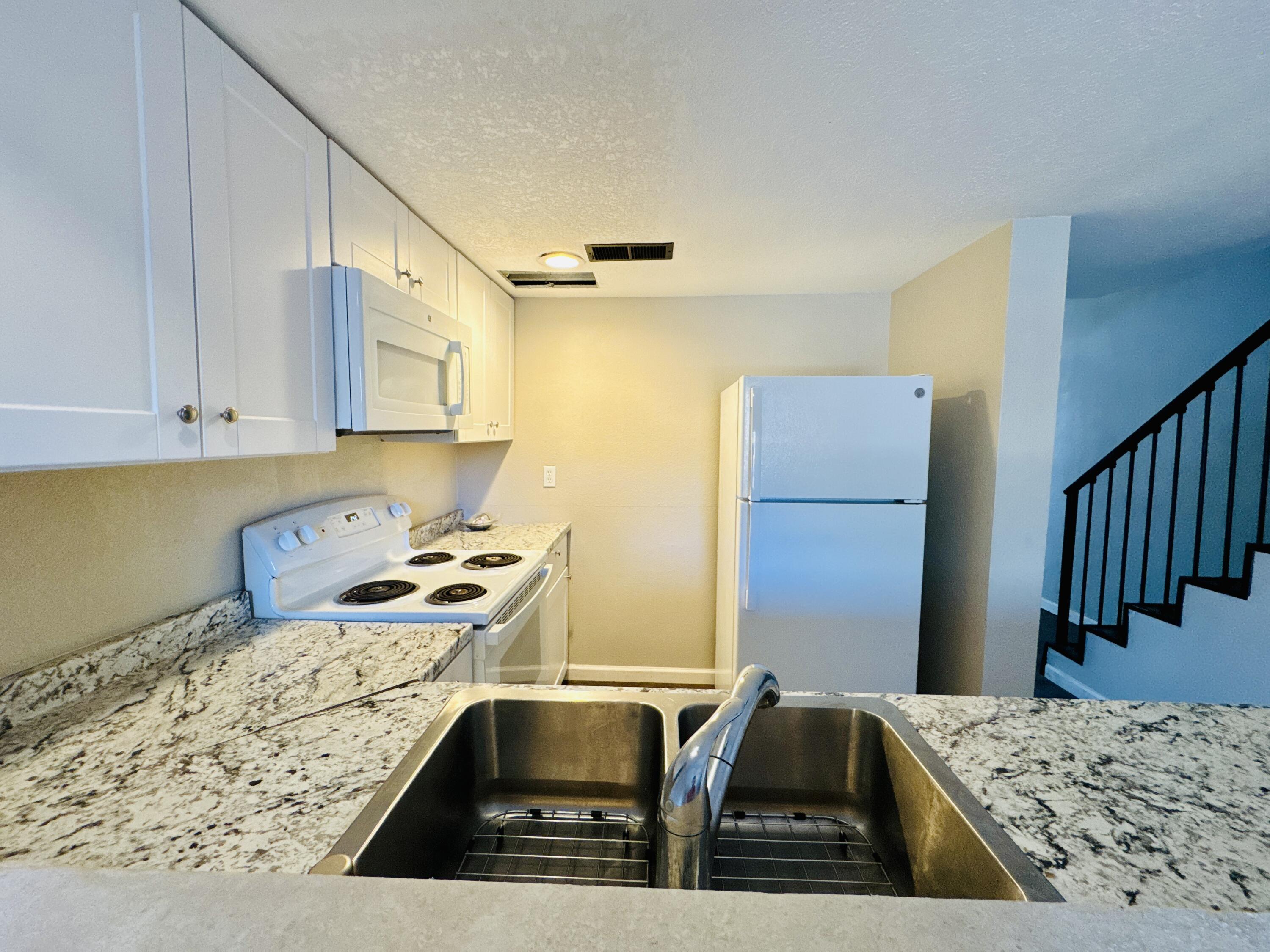 Photo 3 — 3301 Monroe Street NE UNIT H89