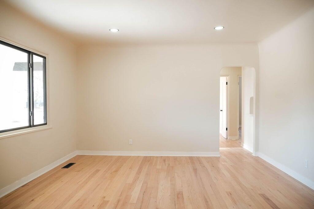 Photo 5 — 3017 Frontier Avenue NE