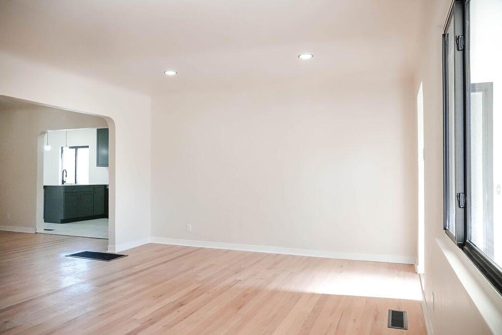 Photo 6 — 3017 Frontier Avenue NE