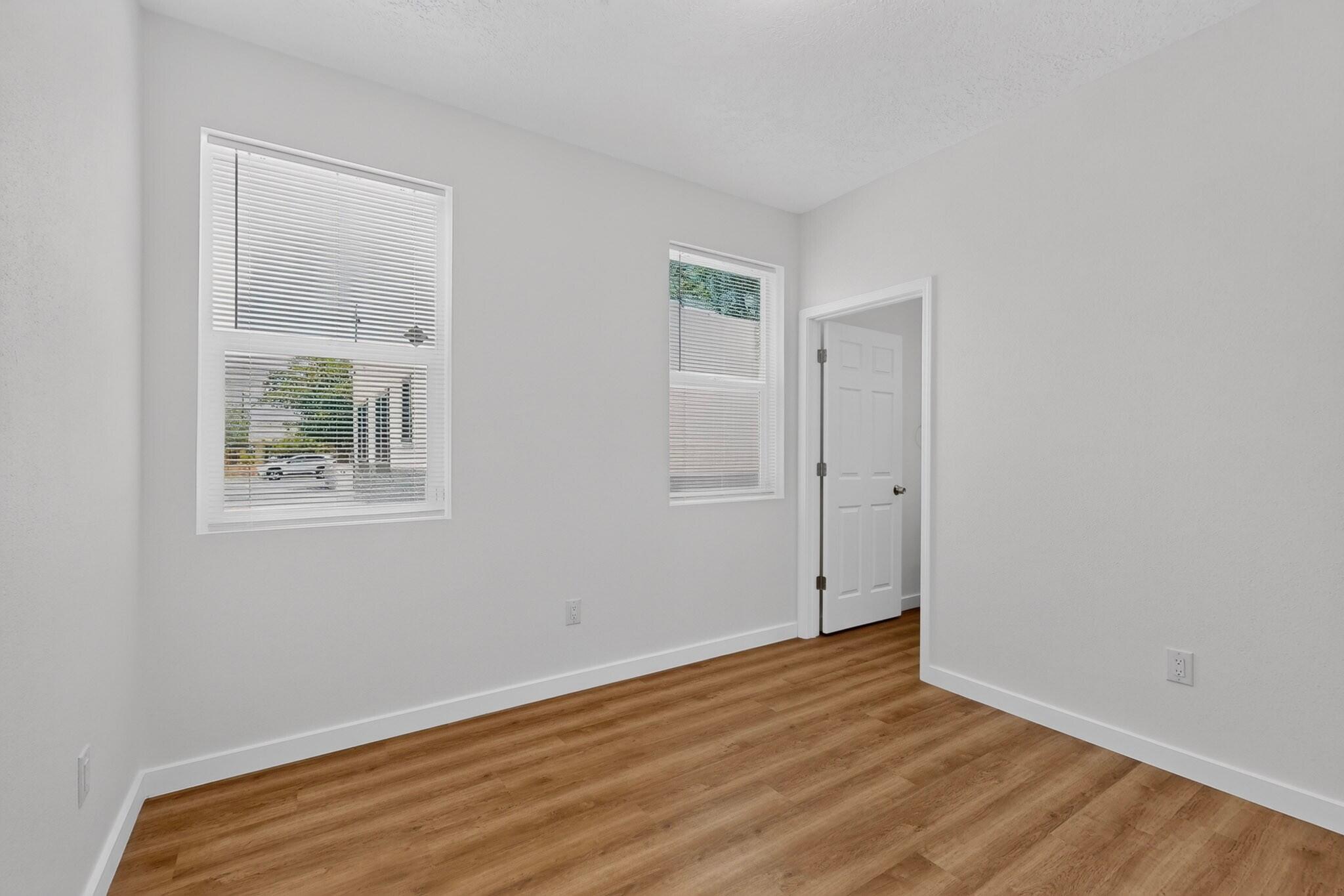 Photo 15 — 322 Princeton Drive SE