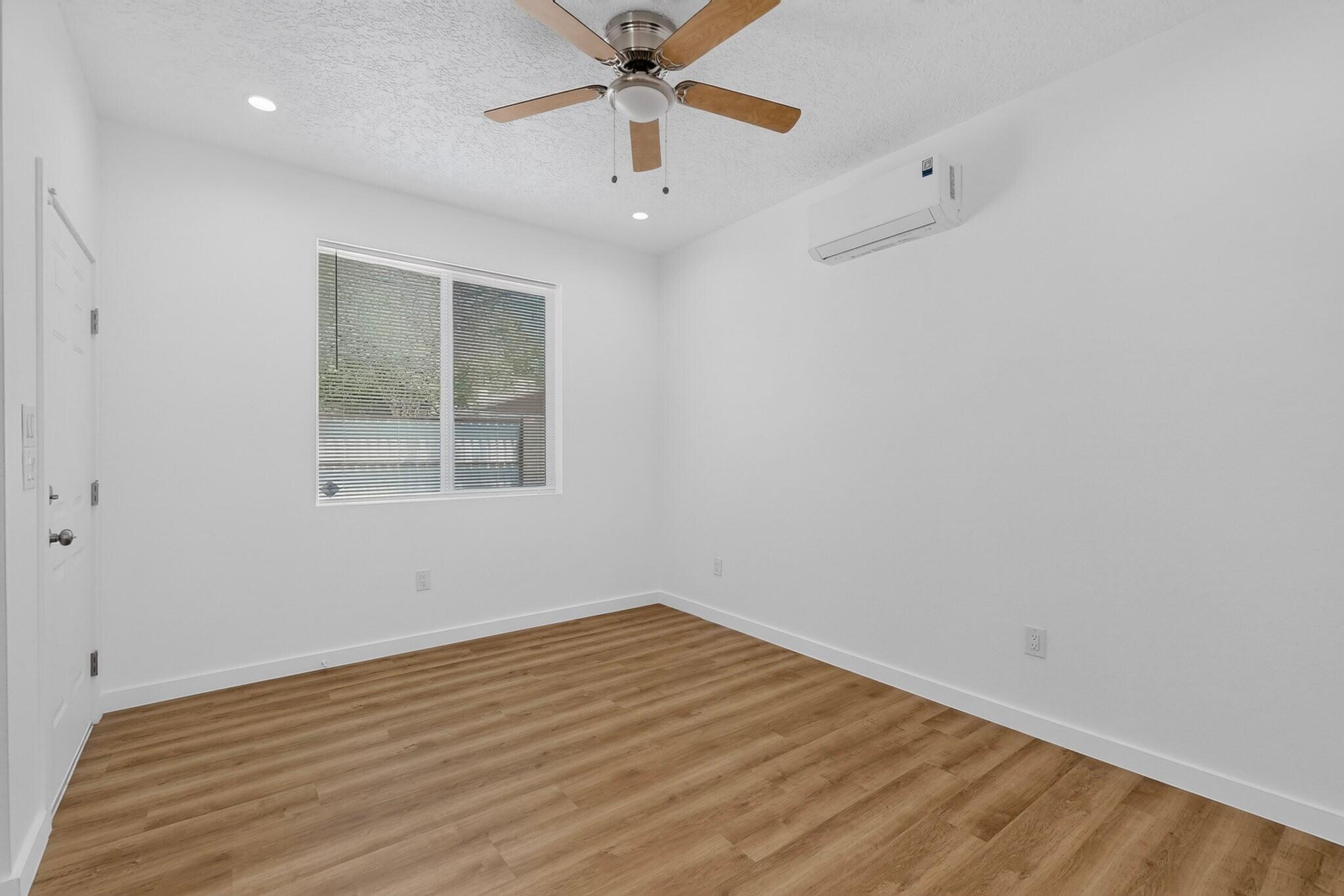 Photo 14 — 322 Princeton Drive SE