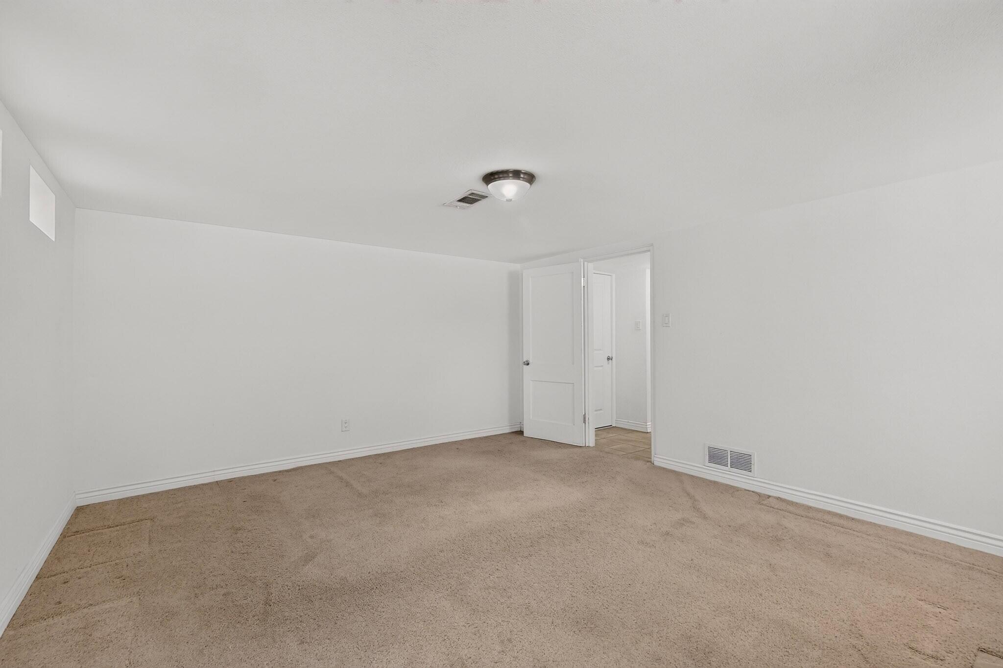 Photo 18 — 1022 Vassar Drive NE