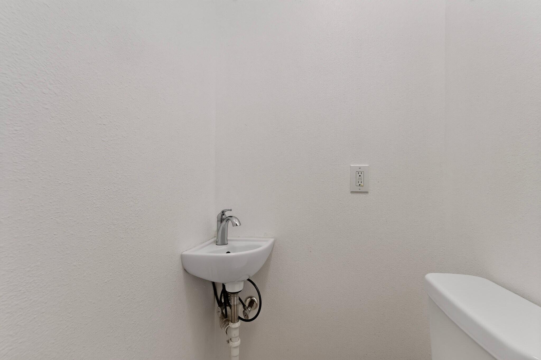 Photo 17 — 1022 Vassar Drive NE