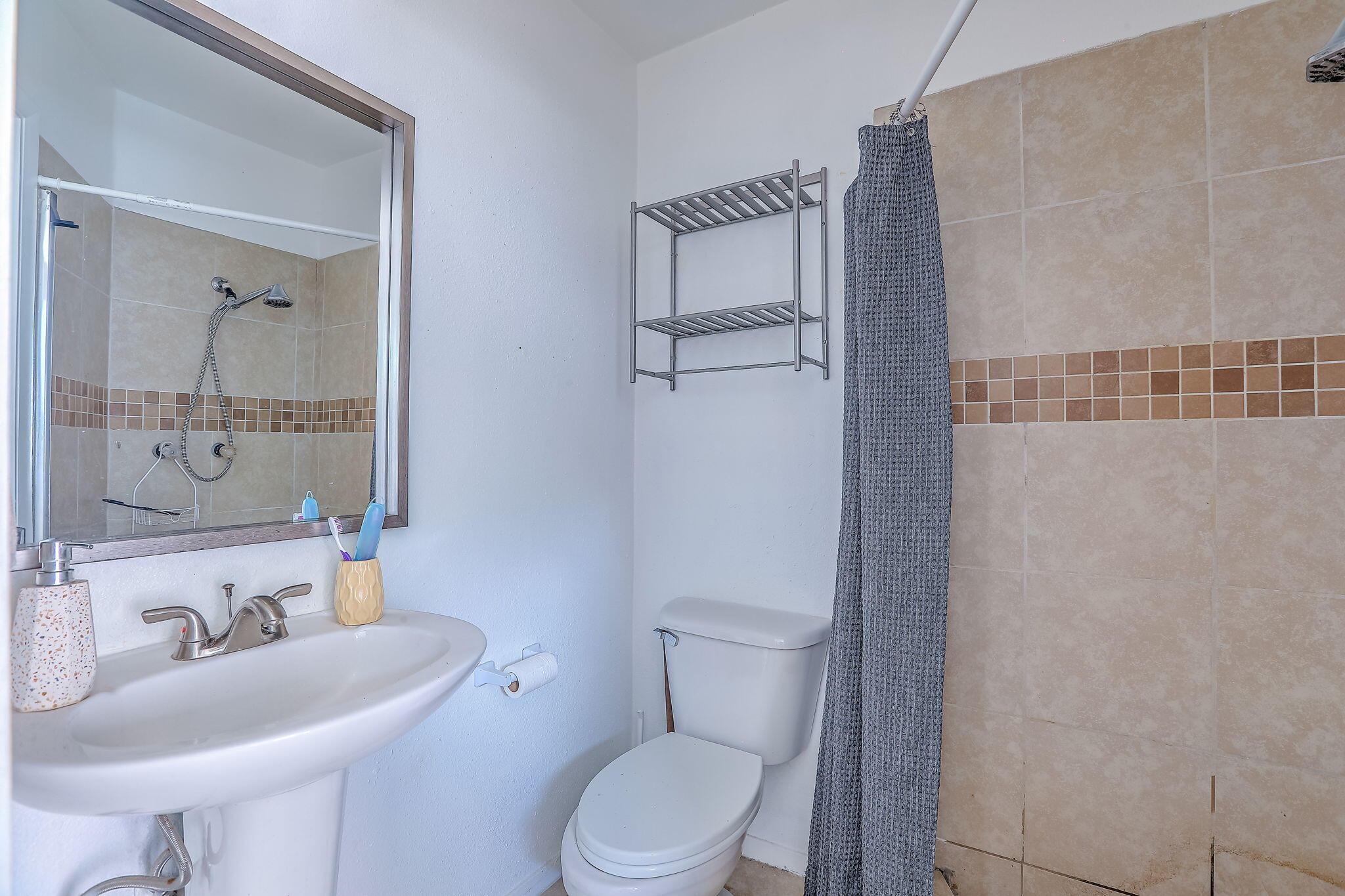 Photo 9 — 905 Coal Avenue SW