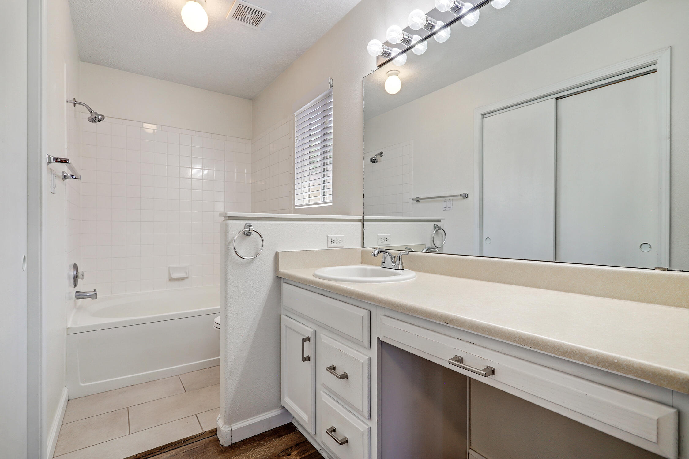 Photo 8 — 7817 Louisiana Boulevard NE UNIT 1801