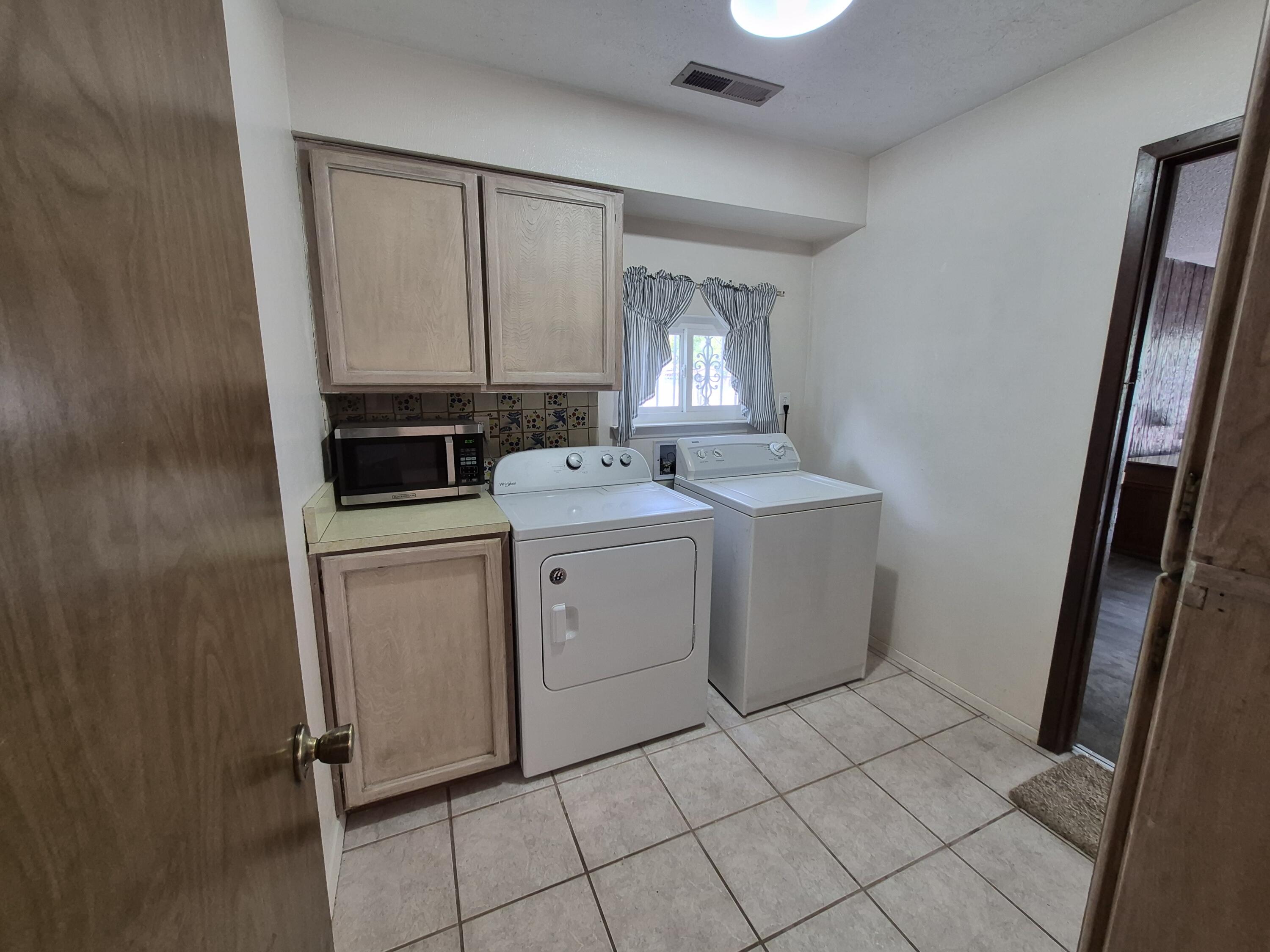 Photo 8 — 1020 Stuart Road NW
