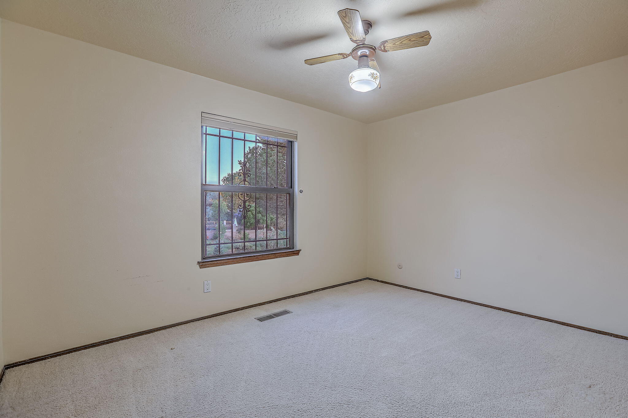 Photo 17 — 1131 Marigold Drive NE