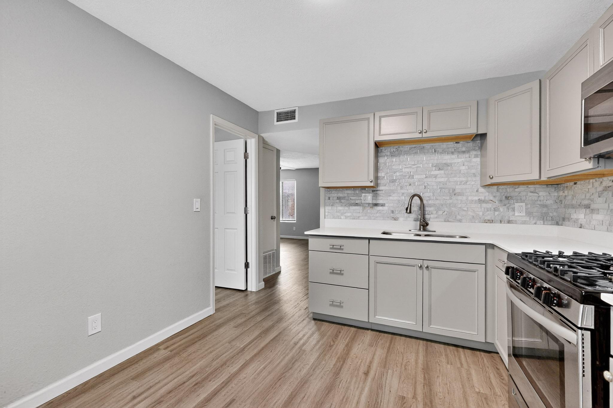 Photo 18 — 1812 Buena Vista Drive SE 4