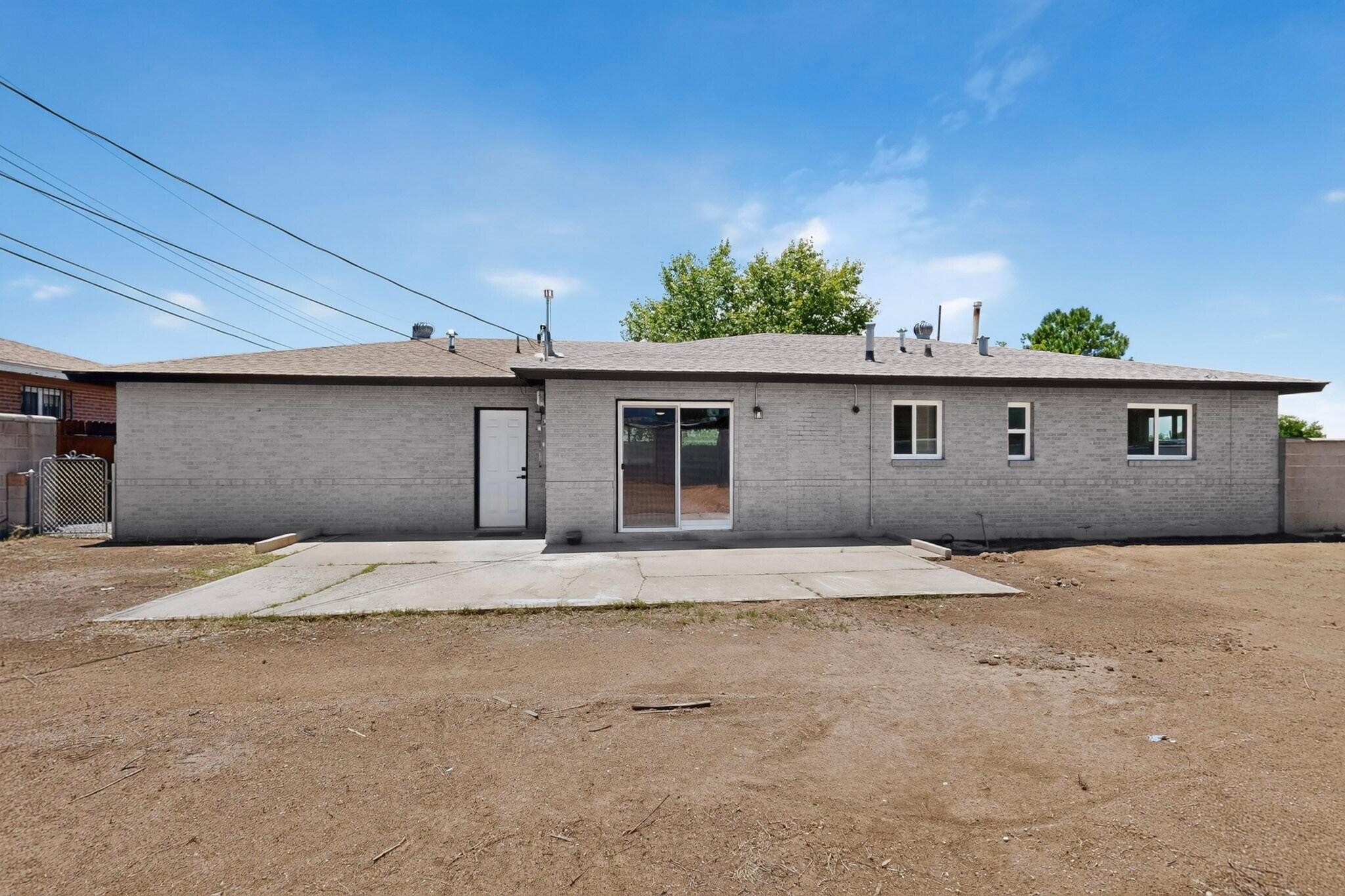 Photo 7 — 8803 Los Arboles Avenue NE
