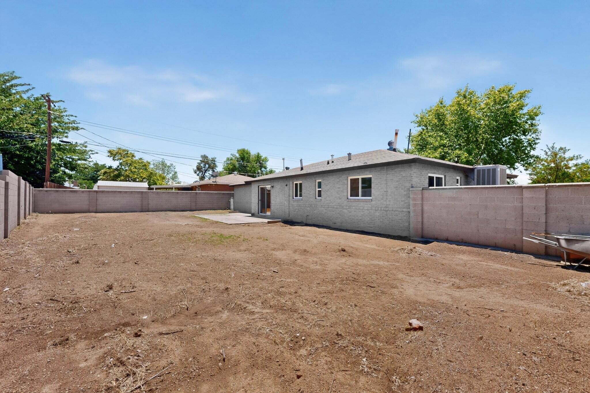 Photo 5 — 8803 Los Arboles Avenue NE