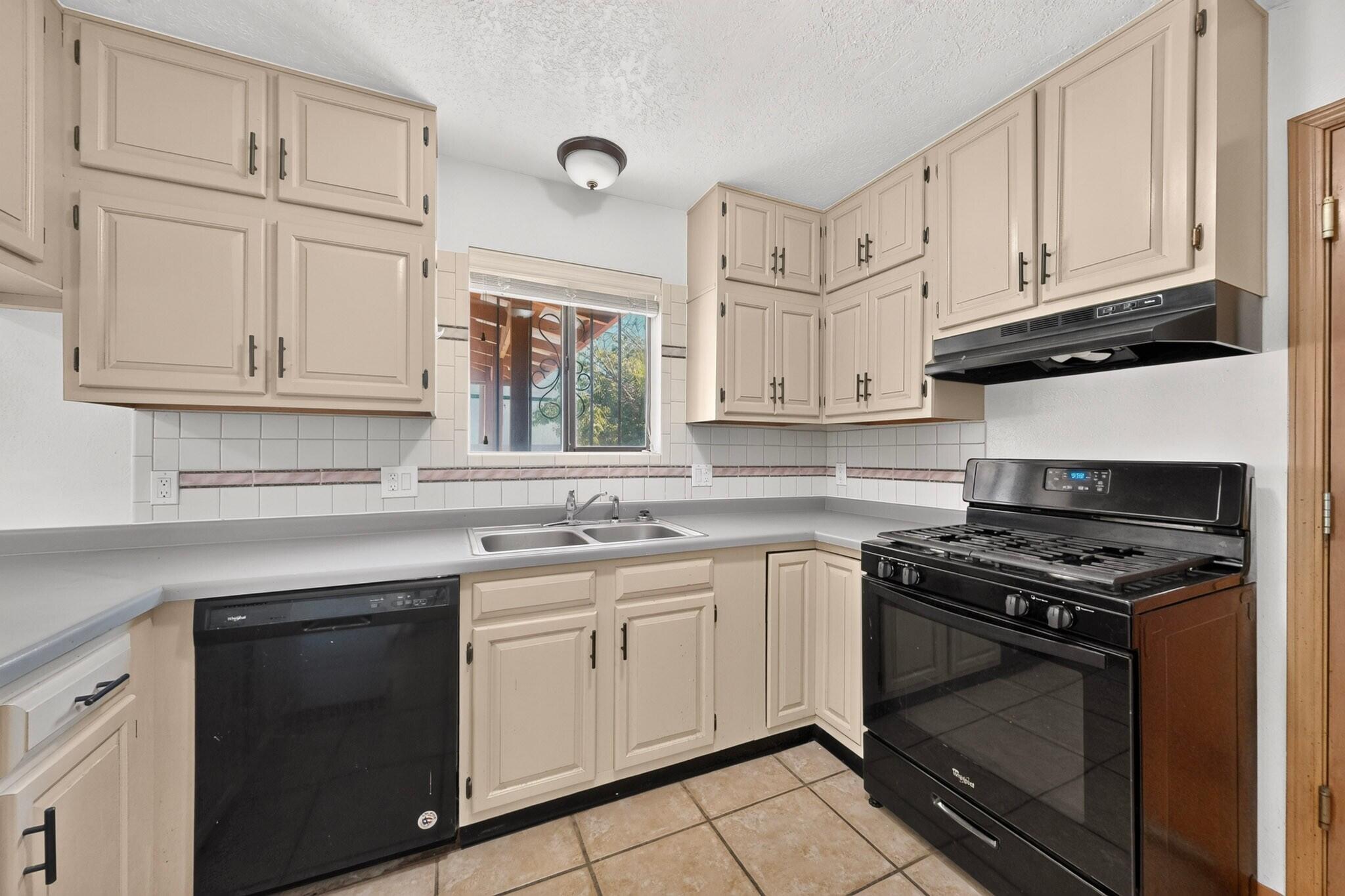 Photo 12 — 9007 Hendrix Road NE