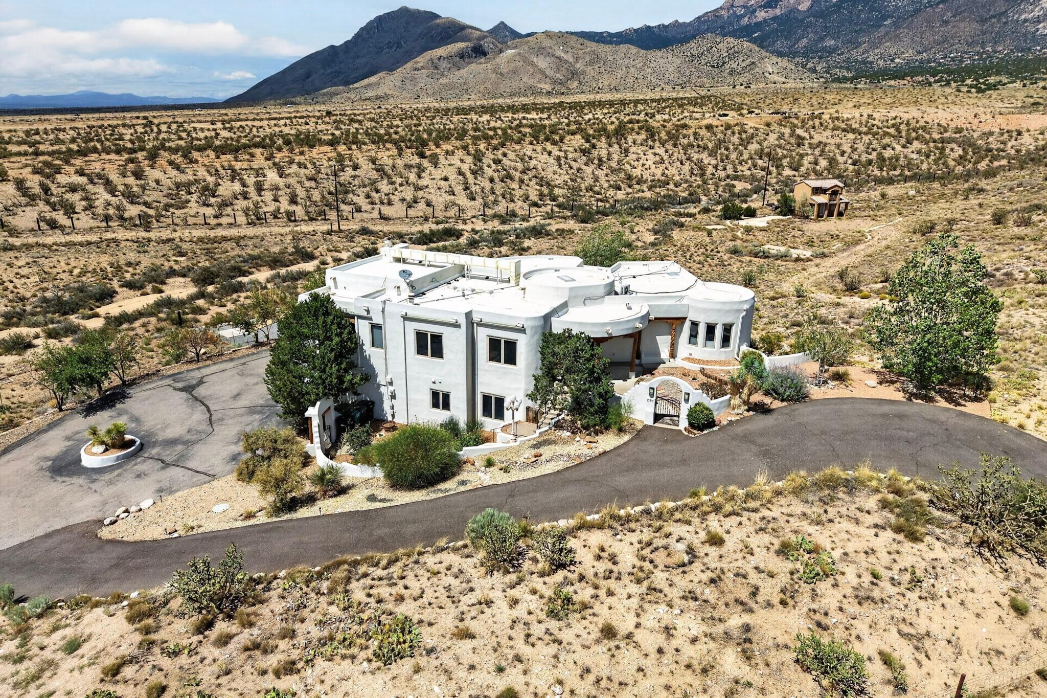 Photo 12 — 10901 Elena Drive NE