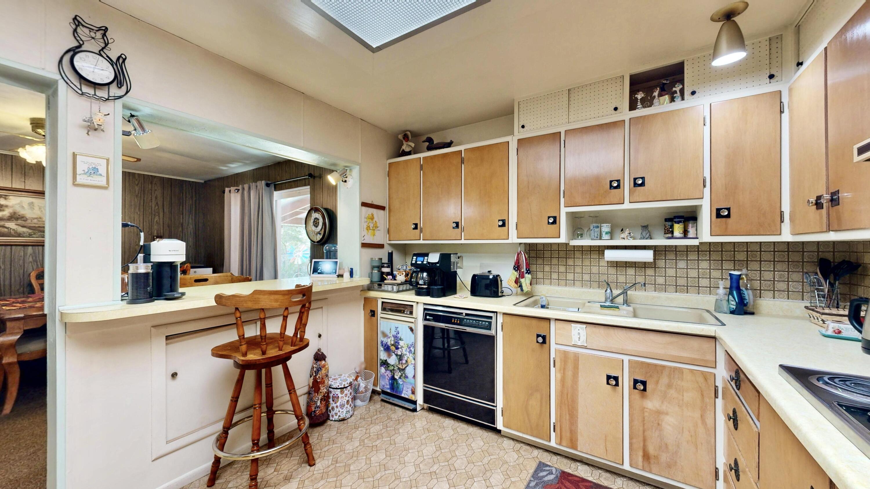 Photo 11 — 1527 Altez Street NE