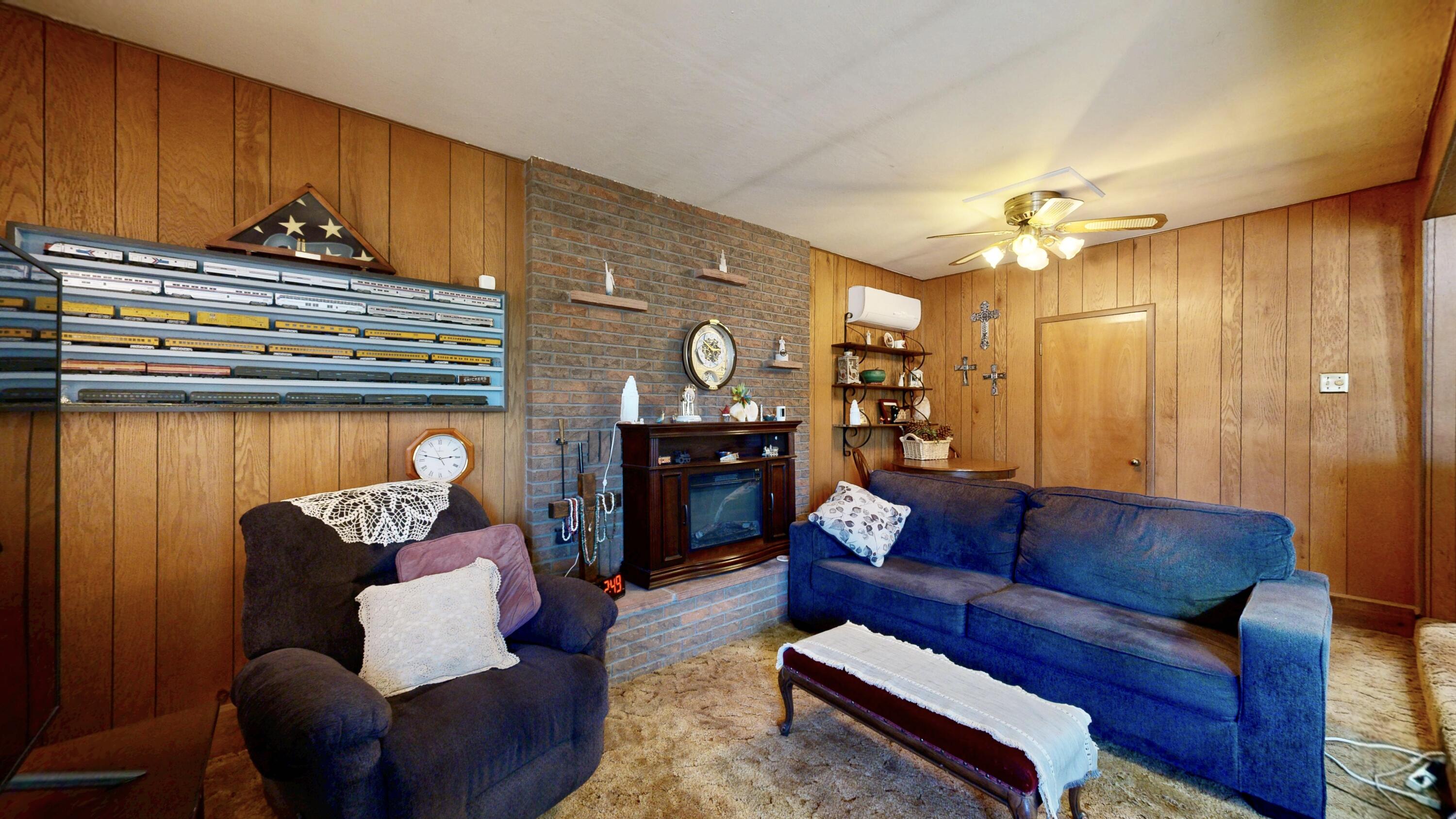 Photo 2 — 1527 Altez Street NE