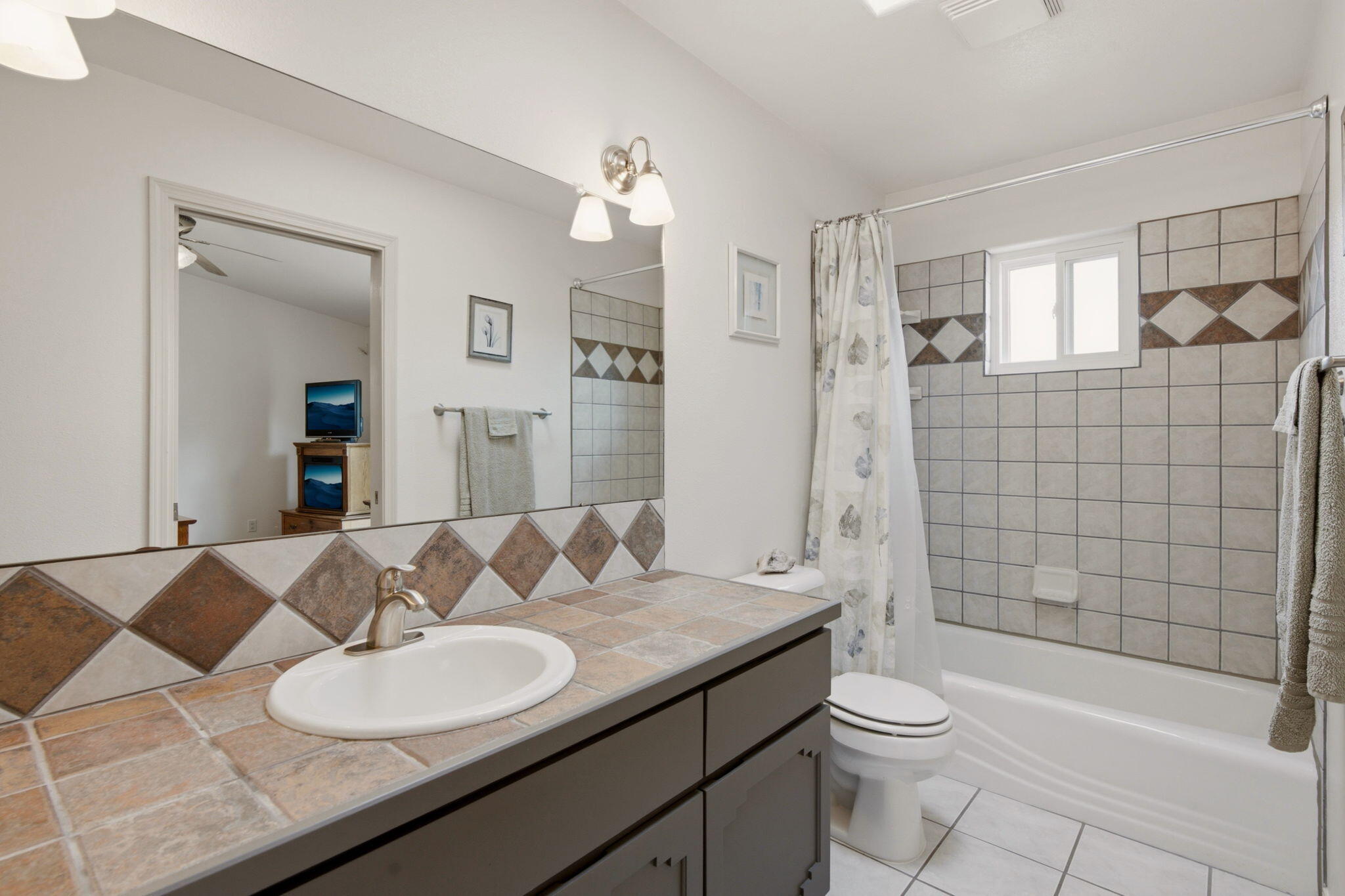 Photo 19 — 2405 Flagstone Road NE