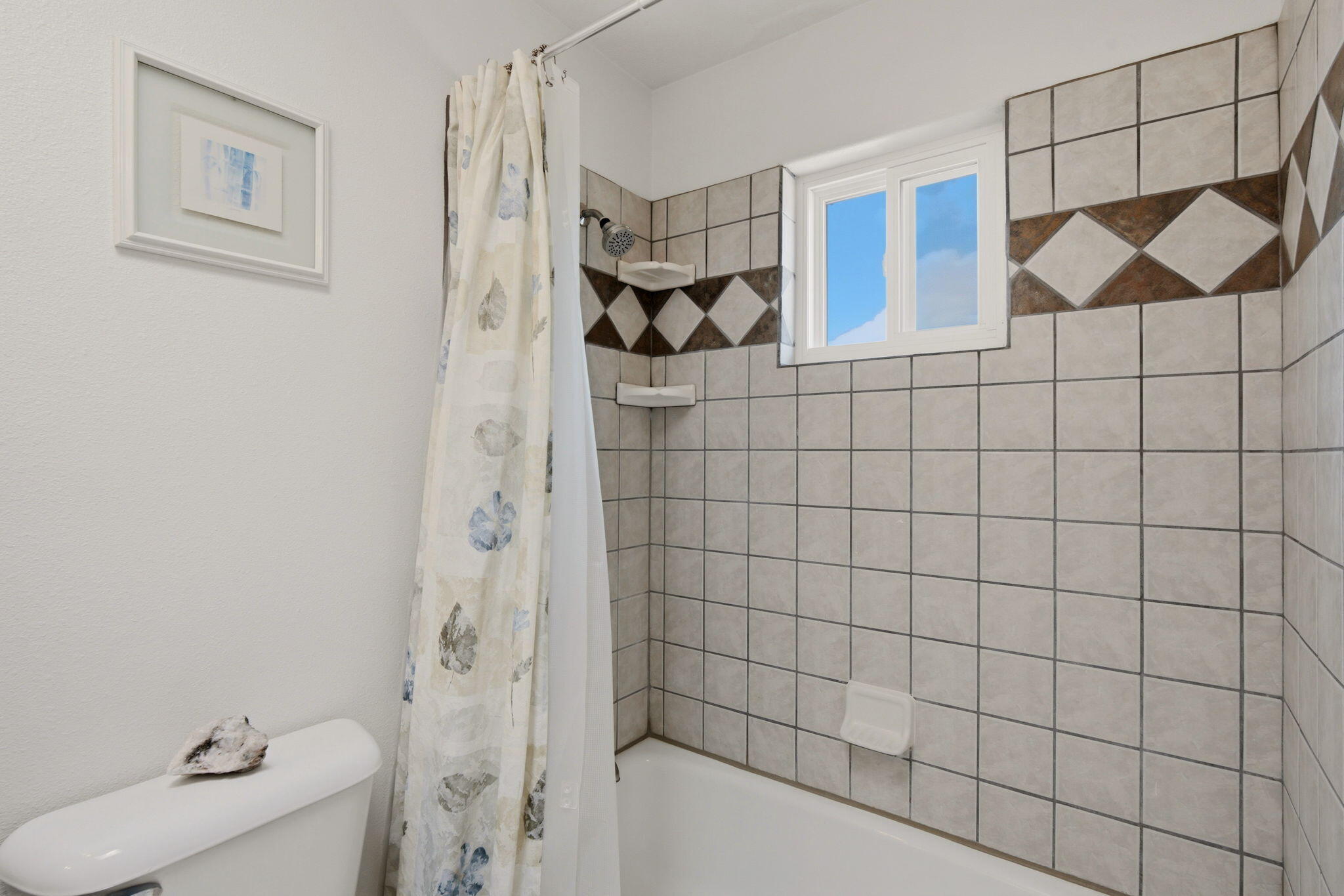 Photo 18 — 2405 Flagstone Road NE