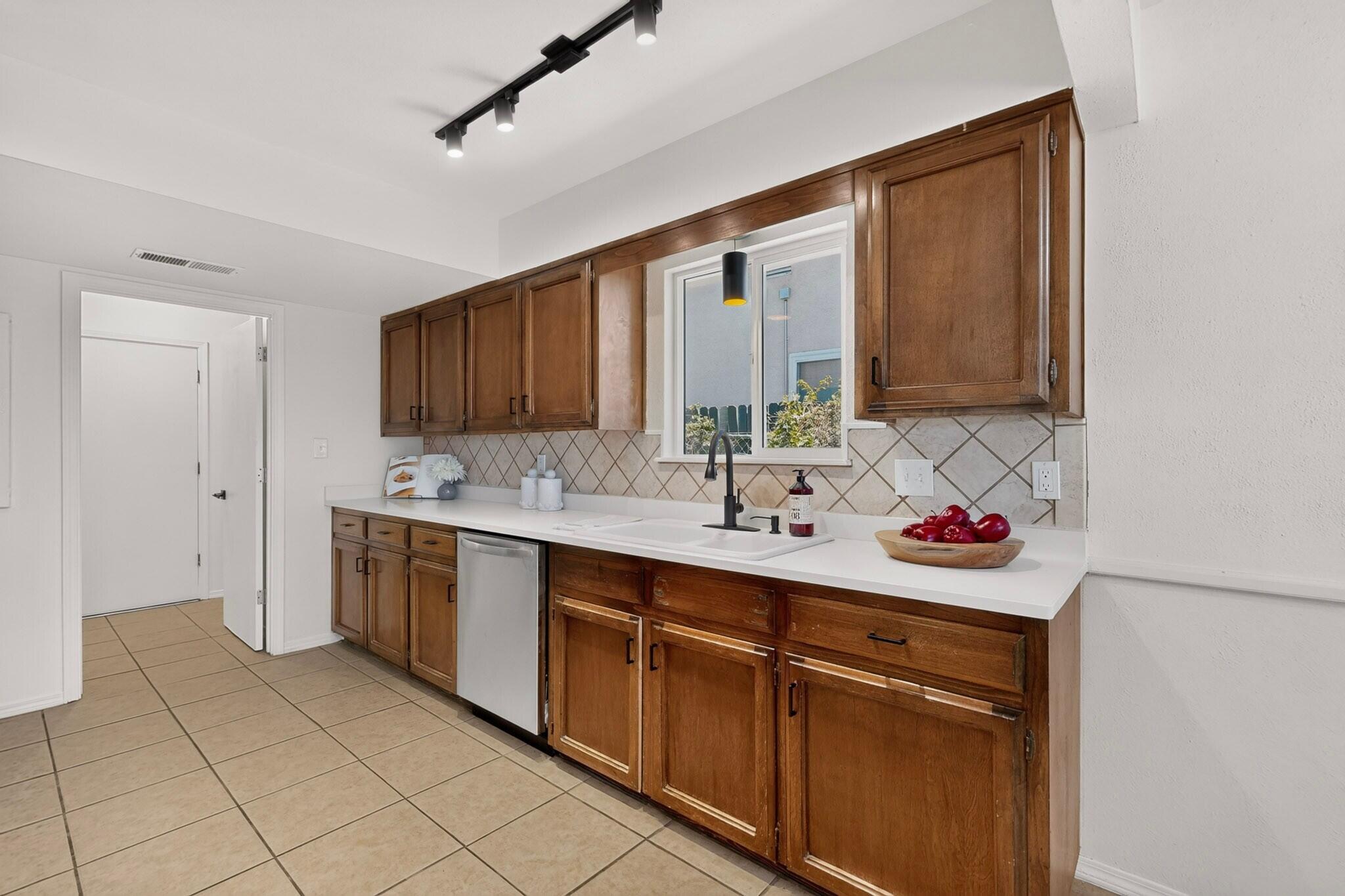 Photo 16 — 6616 Orphelia Avenue NE