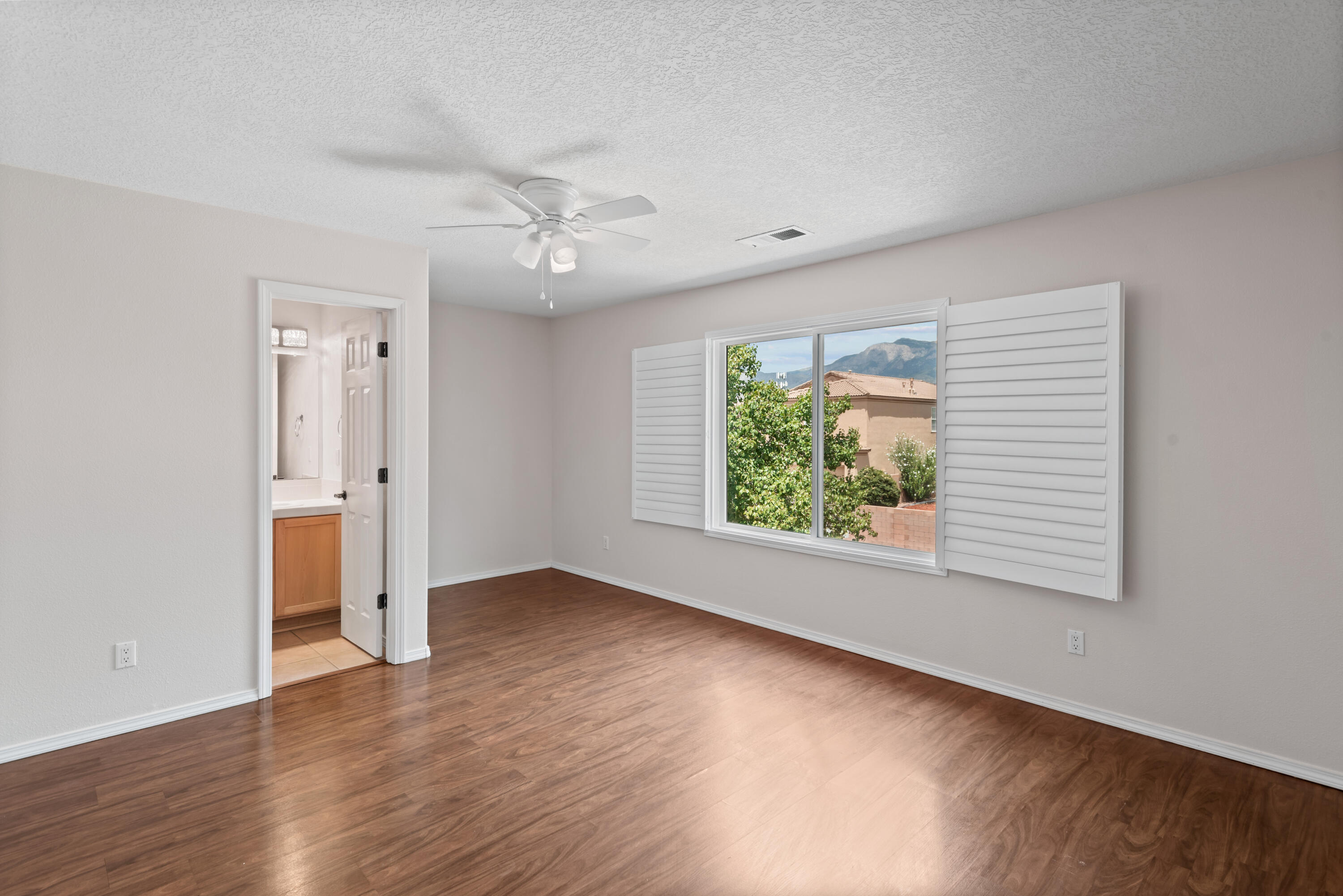 Photo 6 — 8915 Lochside Lane NE