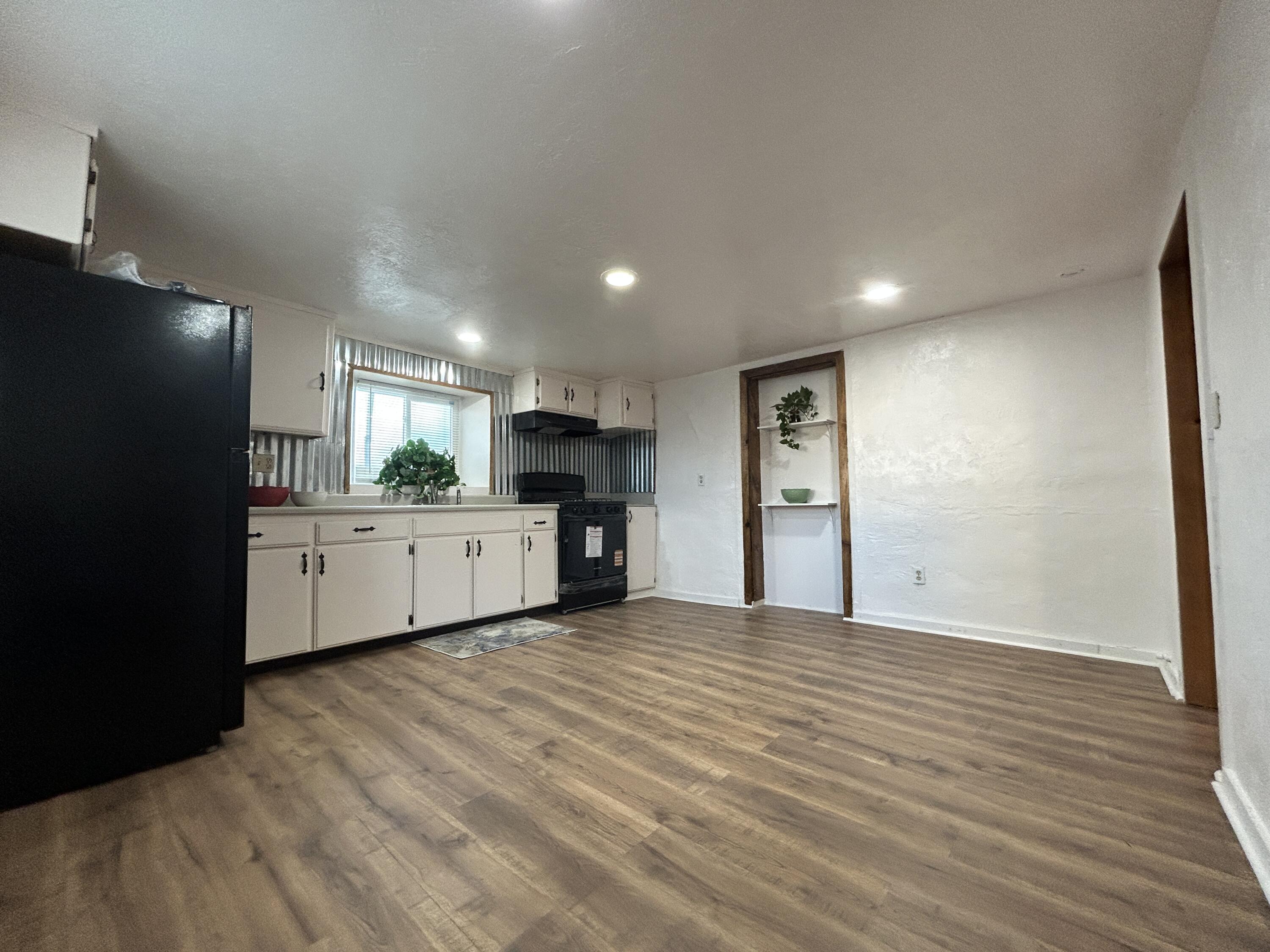 Photo 4 — 607 1/2 Baca Avenue