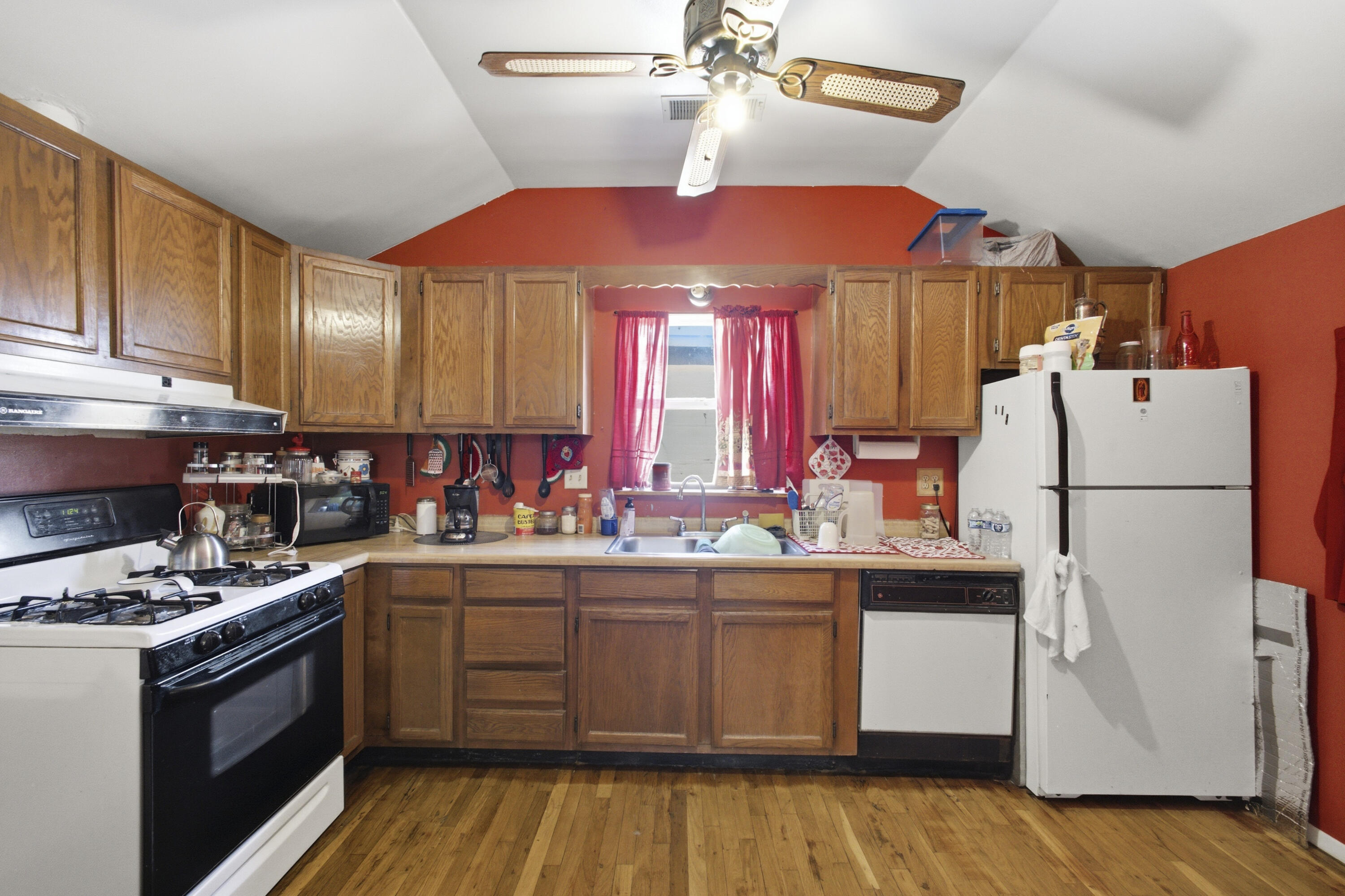 Photo 17 — 124 N Pershing Street