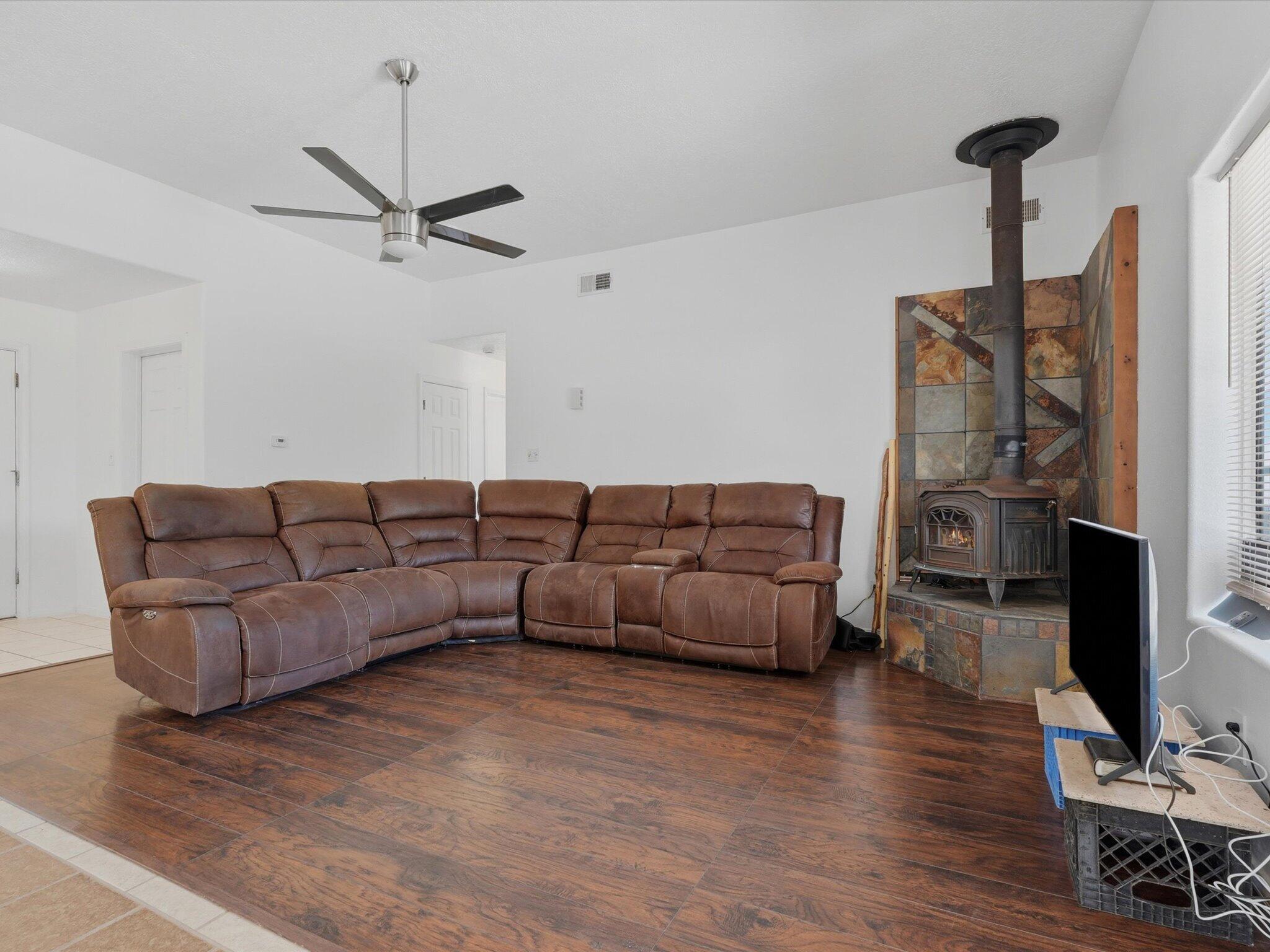 Photo 2 — 342 Sunset Farm Place SW