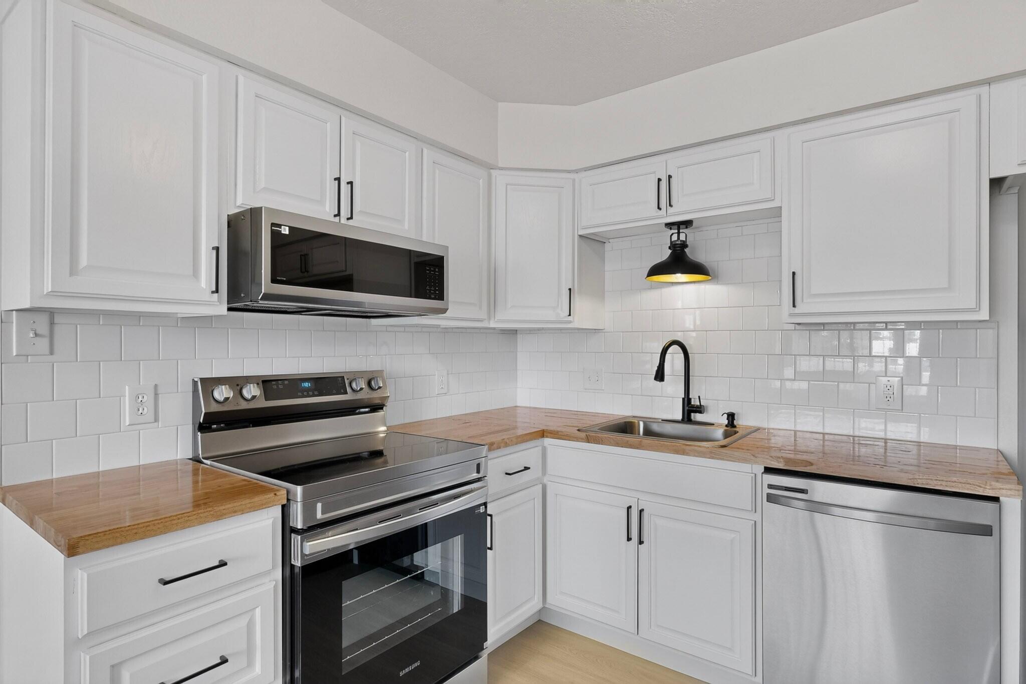 Photo 14 — 5000 Orion Avenue NW