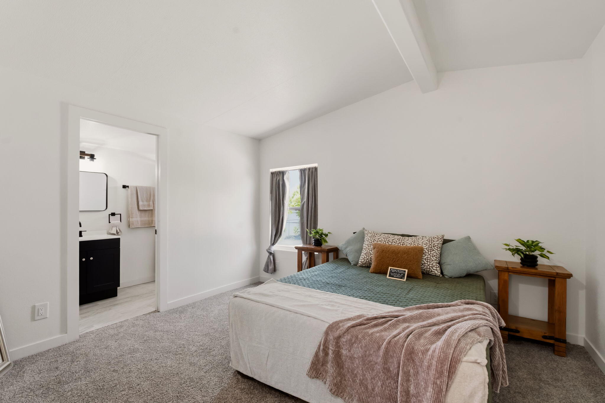 Photo 2 — 2818 John Street SE