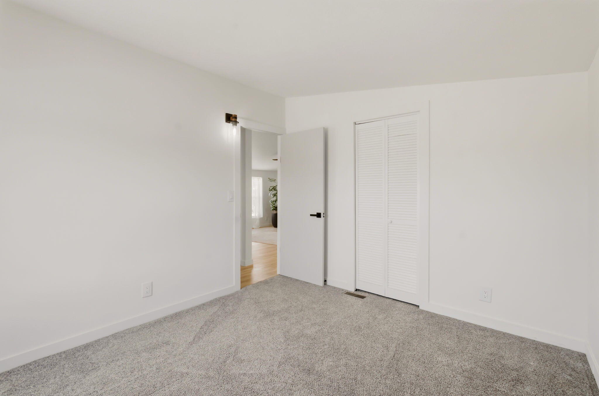 Photo 6 — 2818 John Street SE