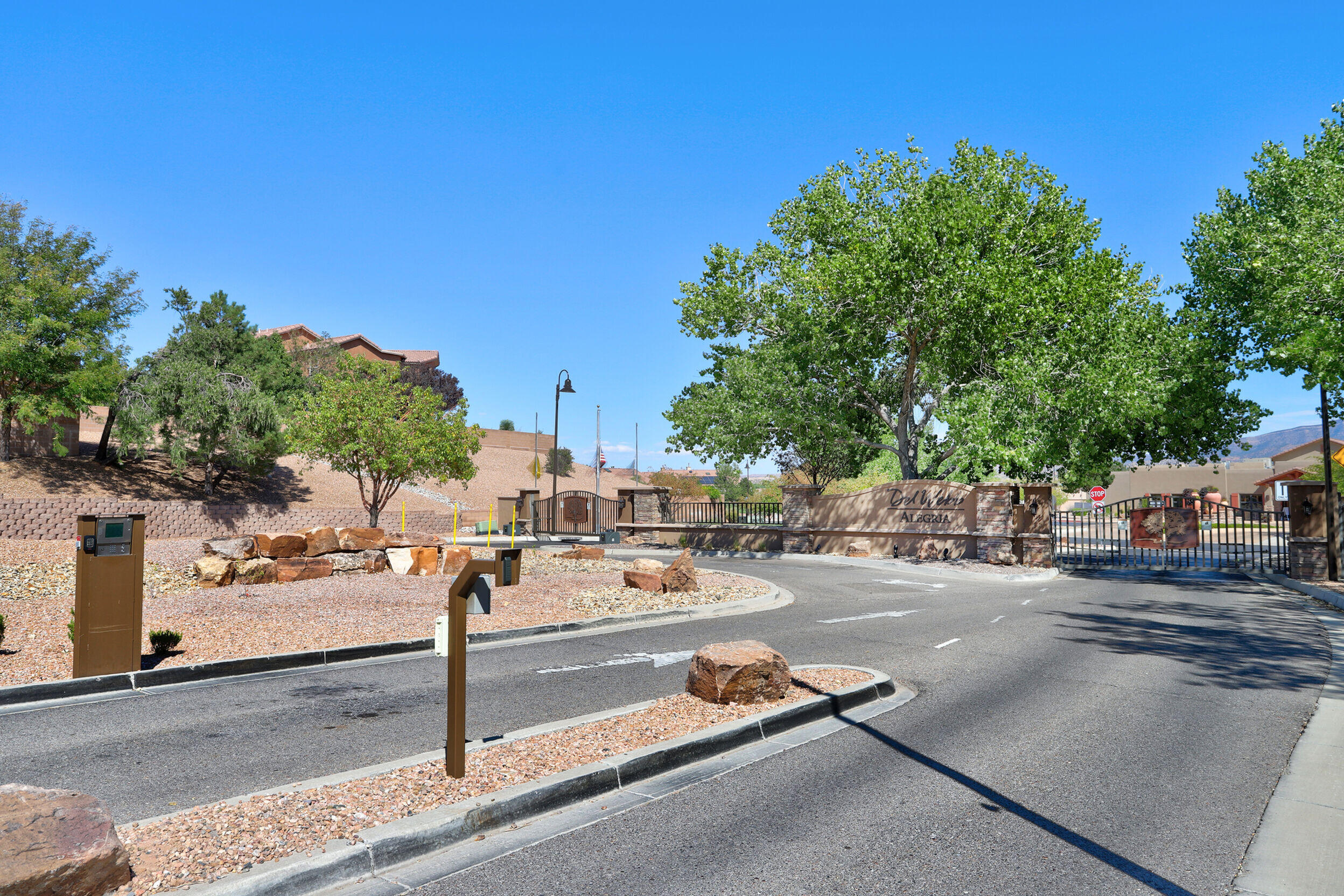 Photo 6 — 840 Golden Yarrow Trail