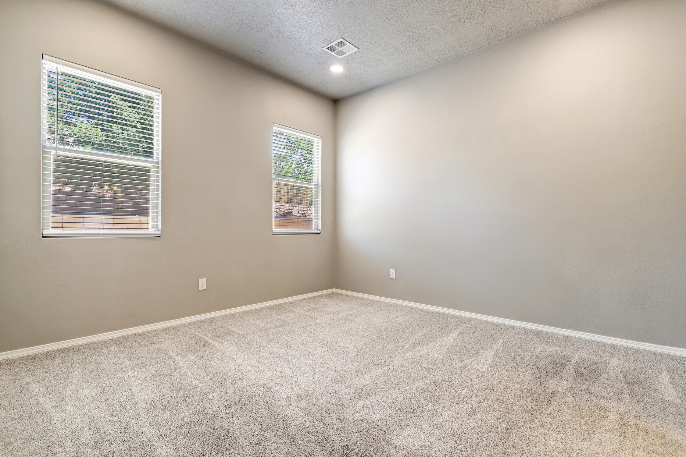 Photo 7 — 3237 Oakmount Drive SE